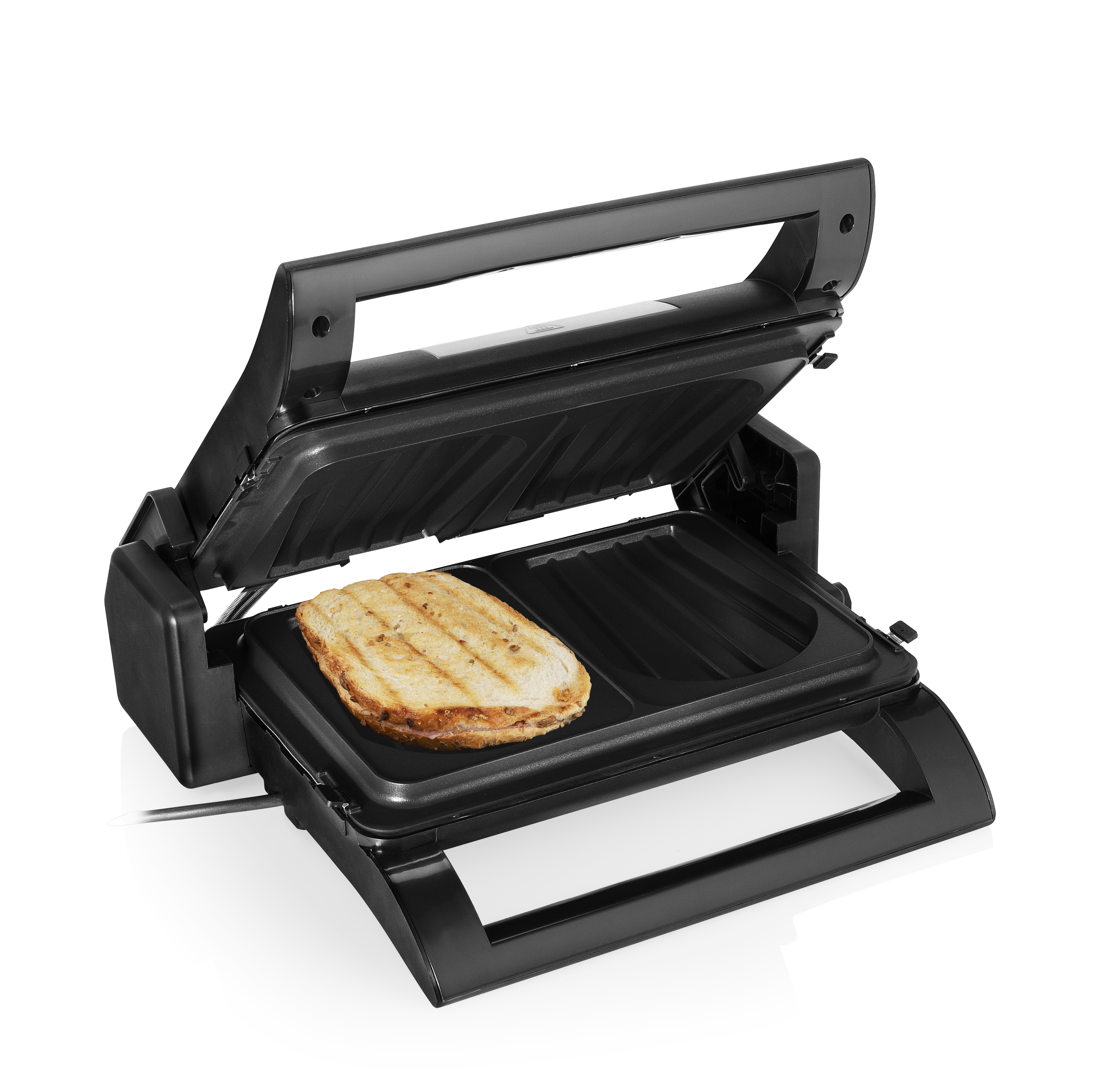 Ein schwarzer Panini-Grill mit offenem Deckel, der ein getoastetes Sandwich zeigt. Weißer Hintergrund.