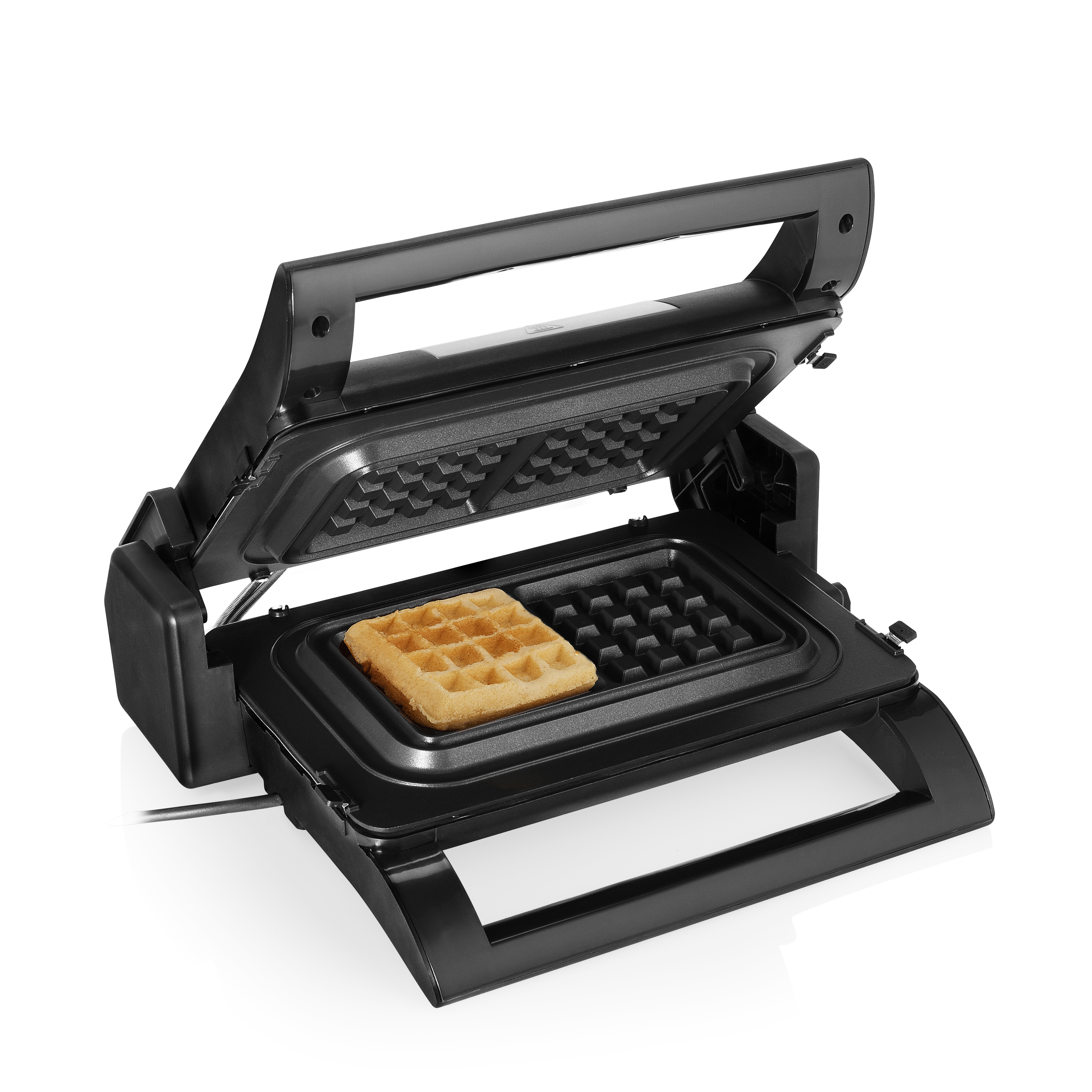 Ein schwarzes Waffeleisen ist geöffnet und zeigt eine gebackene Waffel. Der Hintergrund ist weiß.