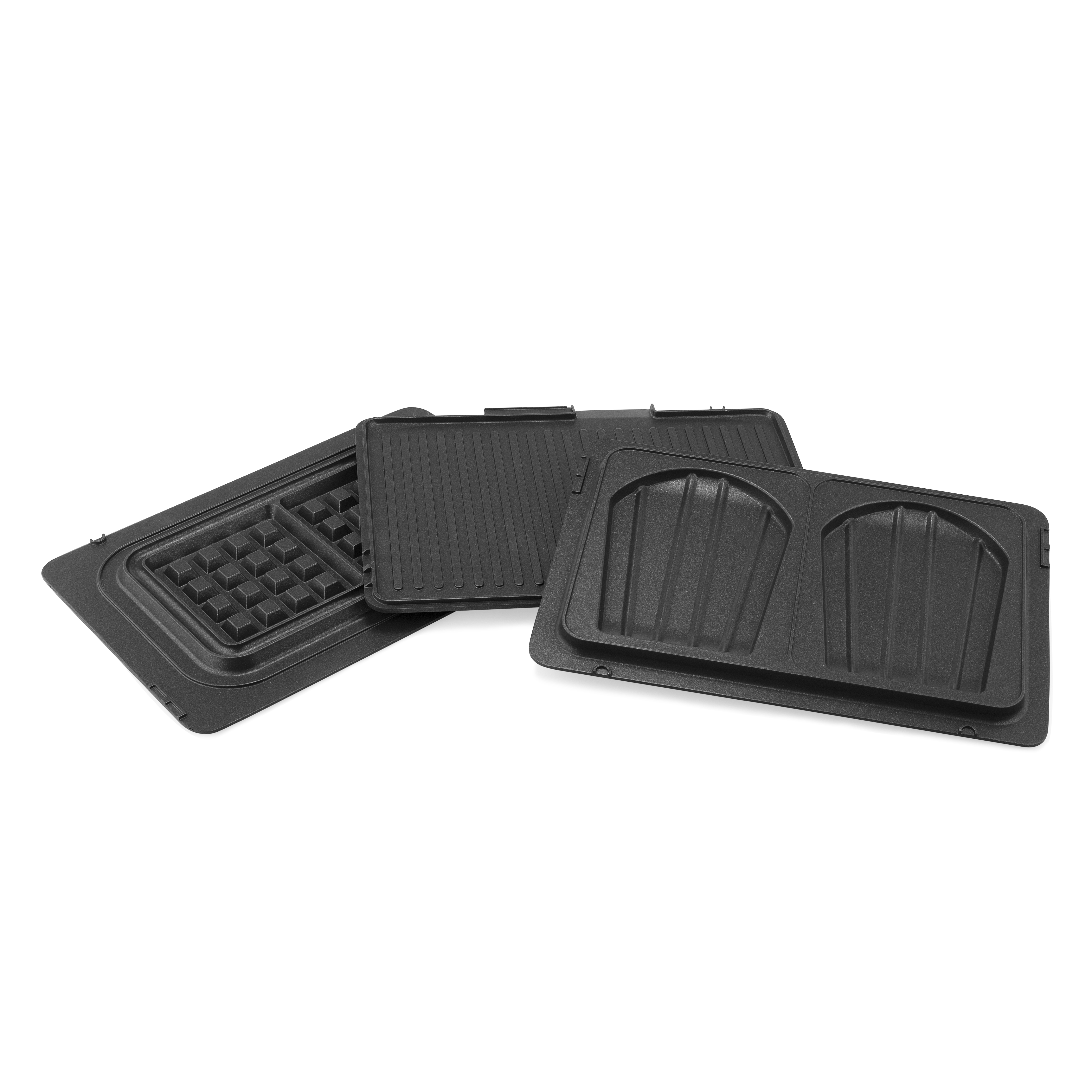 Drei schwarze Grillplatten auf weißem Hintergrund. Eine ist ein Waffeleisen, andere zum Grillen.