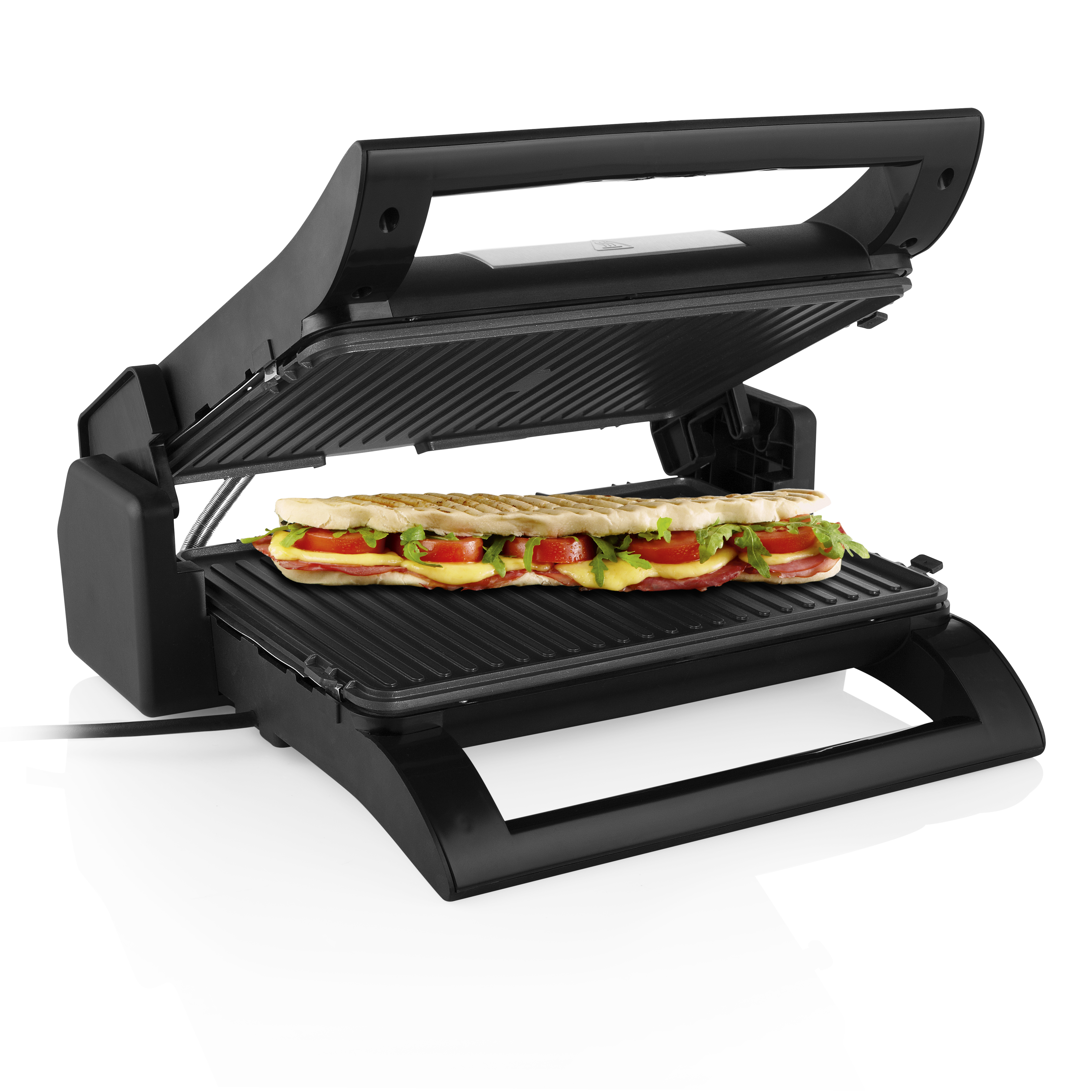 Schwarze Panini-Presse mit Sandwich. Das Sandwich hat Tomaten, Käse und Grünzeug.