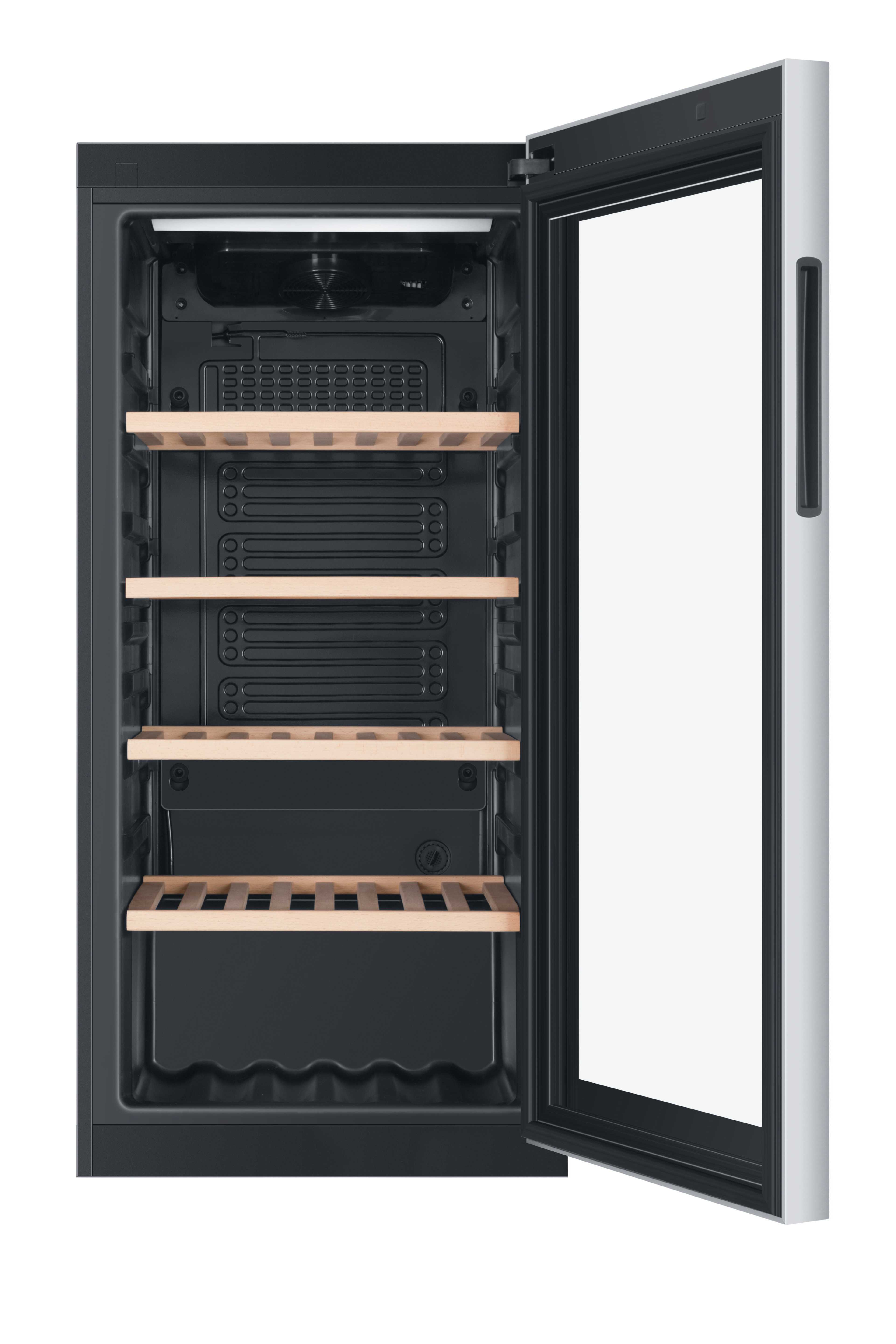 Chłodziarka do wina z otwartymi szklanymi drzwiami, pokazująca drewniane półki w środku. Chłodziarka jest czarna ze srebrną ramą drzwi.
