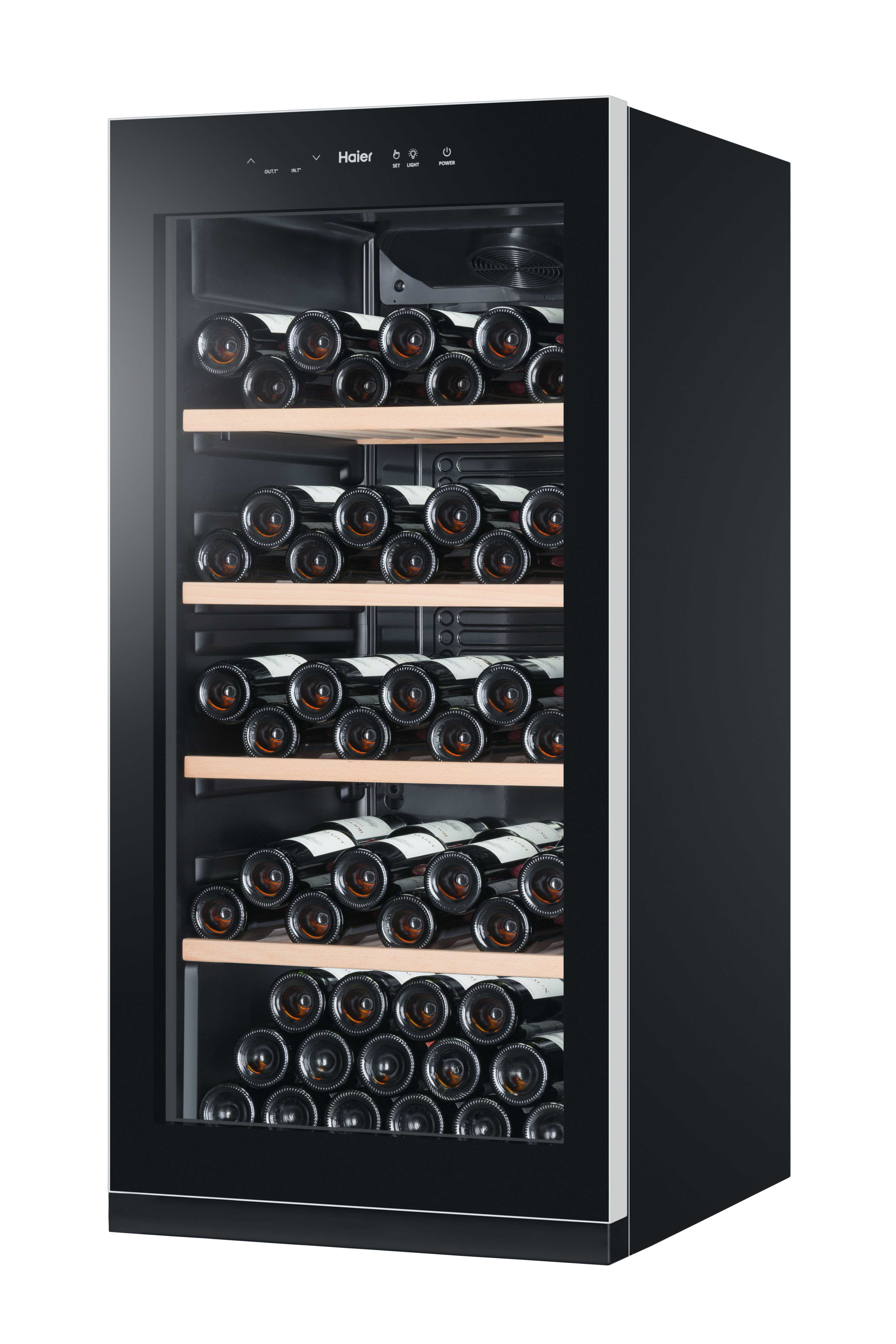 Czarna chłodziarka do wina Haier ze szklanymi drzwiami. Butelki wina widoczne w środku na drewnianych półkach.