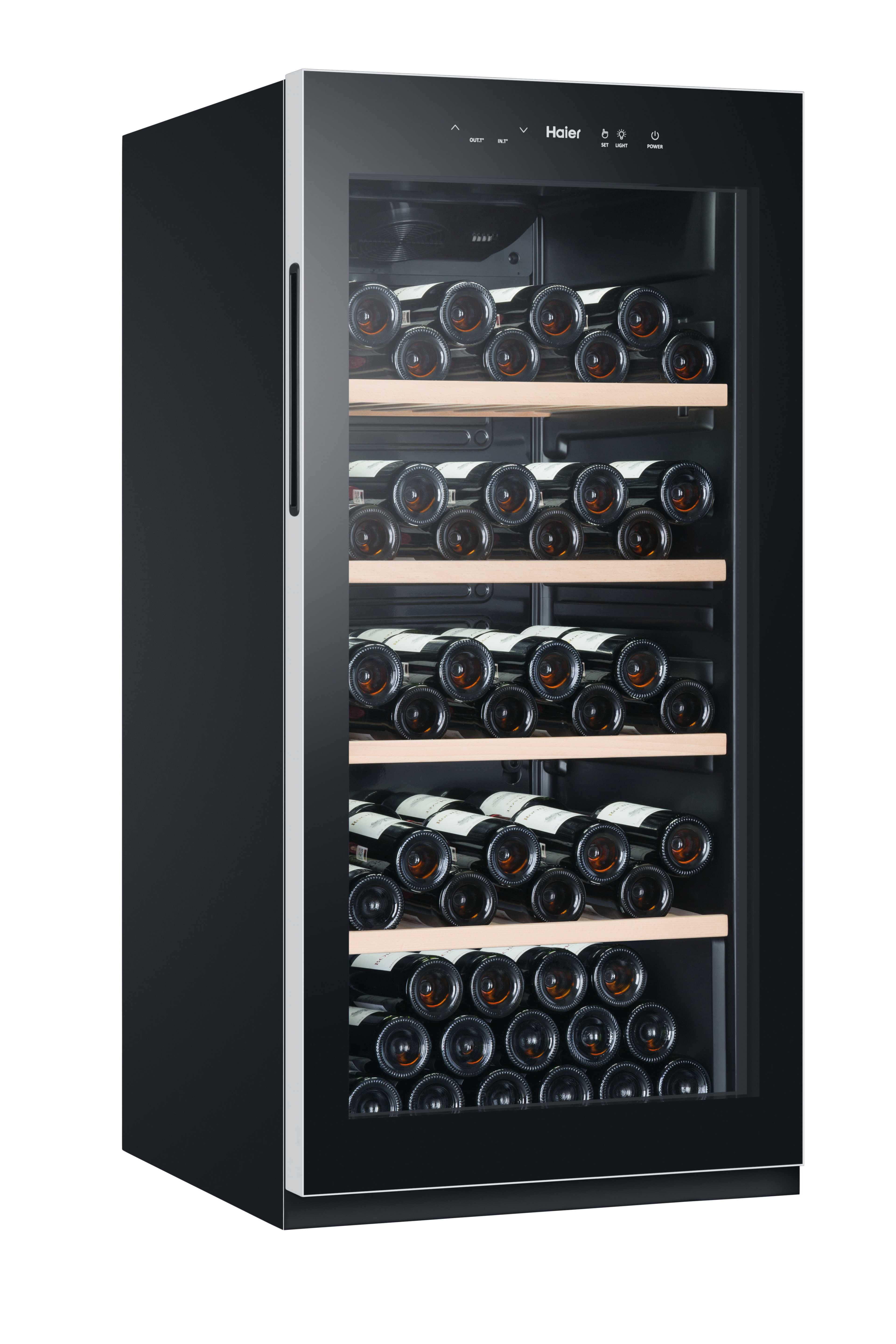 Czarna chłodziarka do wina Haier z szklanymi drzwiami pokazuje butelki wina na drewnianych półkach.