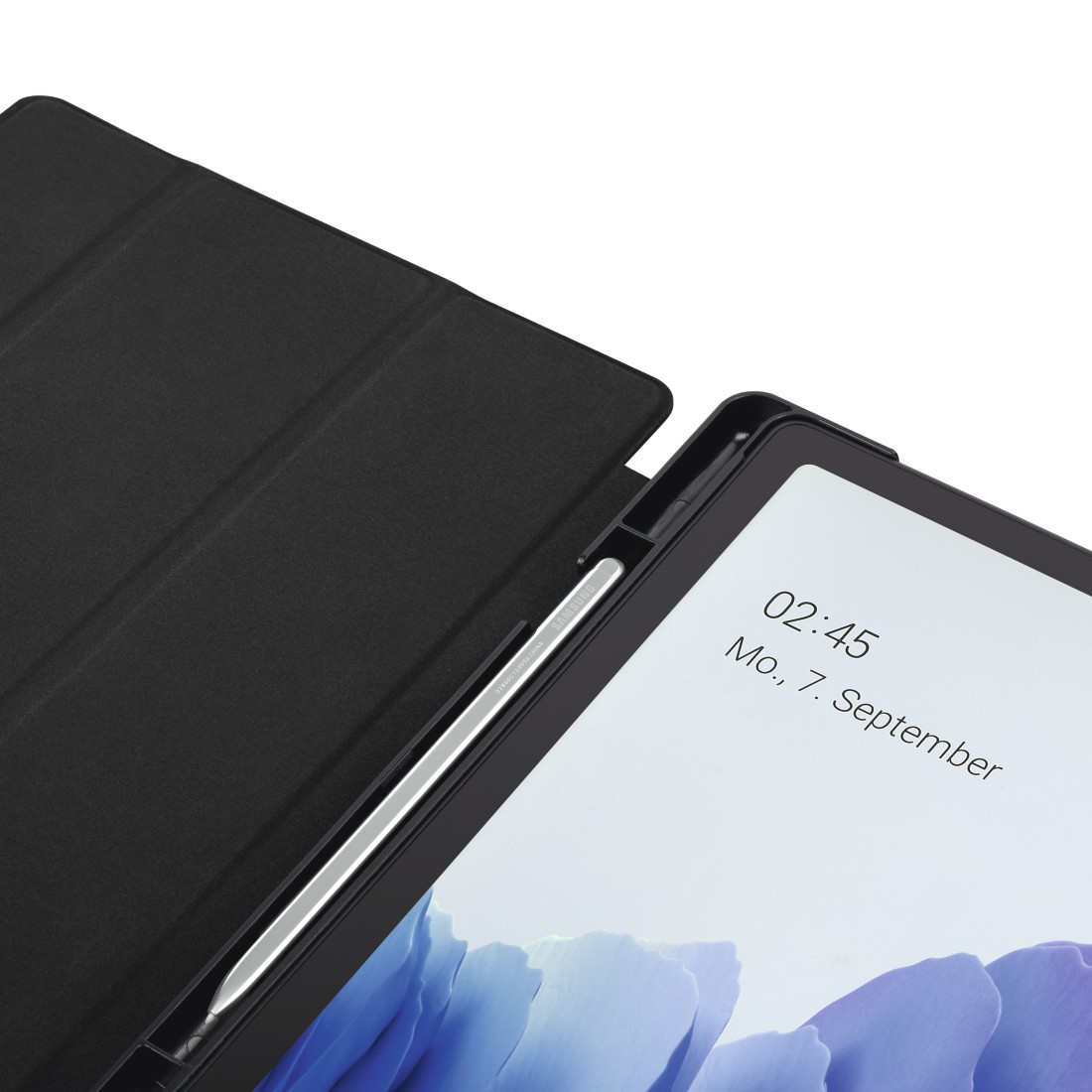 Schwarzes Tablet mit Stift. Der Bildschirm zeigt Zeit und Datum an. Das Tablet befindet sich in einem schwarzen Gehäuse.