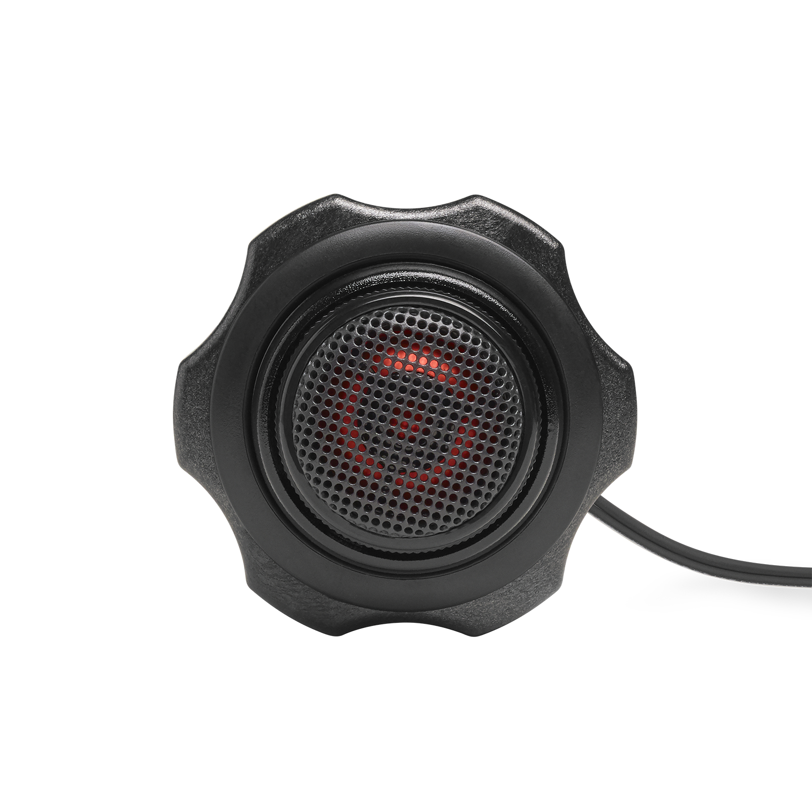 Un haut-parleur noir avec un couvercle en maille, montrant du rouge à l'intérieur. Il a un anneau extérieur cannelé en forme de roue dentée et un fil noir.