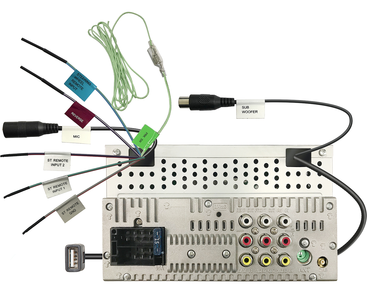 Autostereo-Verkabelung mit Etiketten: Lenkrad, Rückwärtsgang, Mikrofon, Fernbedienungseingänge, Subwoofer und Stromanschlüsse. Das Gerät ist silber.