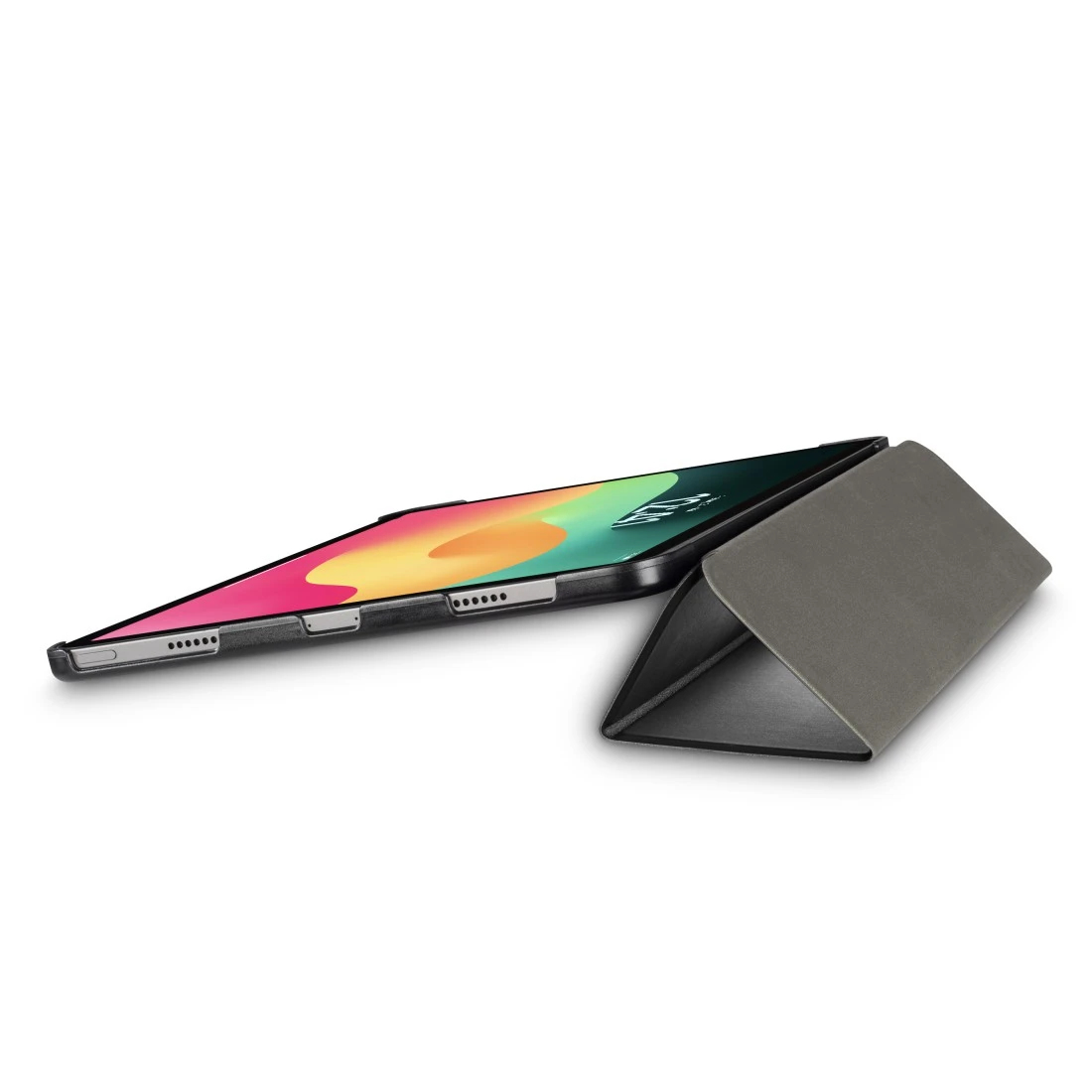Tablet z kolorowym ekranem leży otwarty obok szarego etui. Tło jest białe.