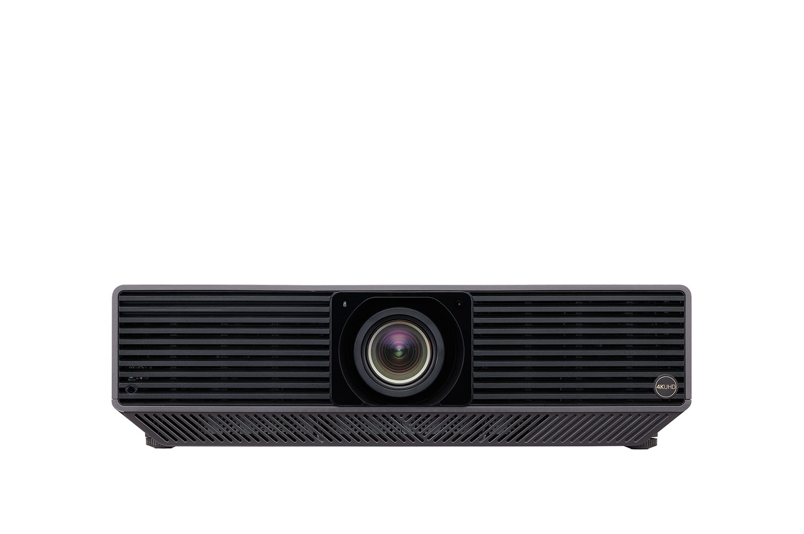 Czarny projektor z centralnym obiektywem na białym tle. Ma żebrowany przód i znak 4KUHD.