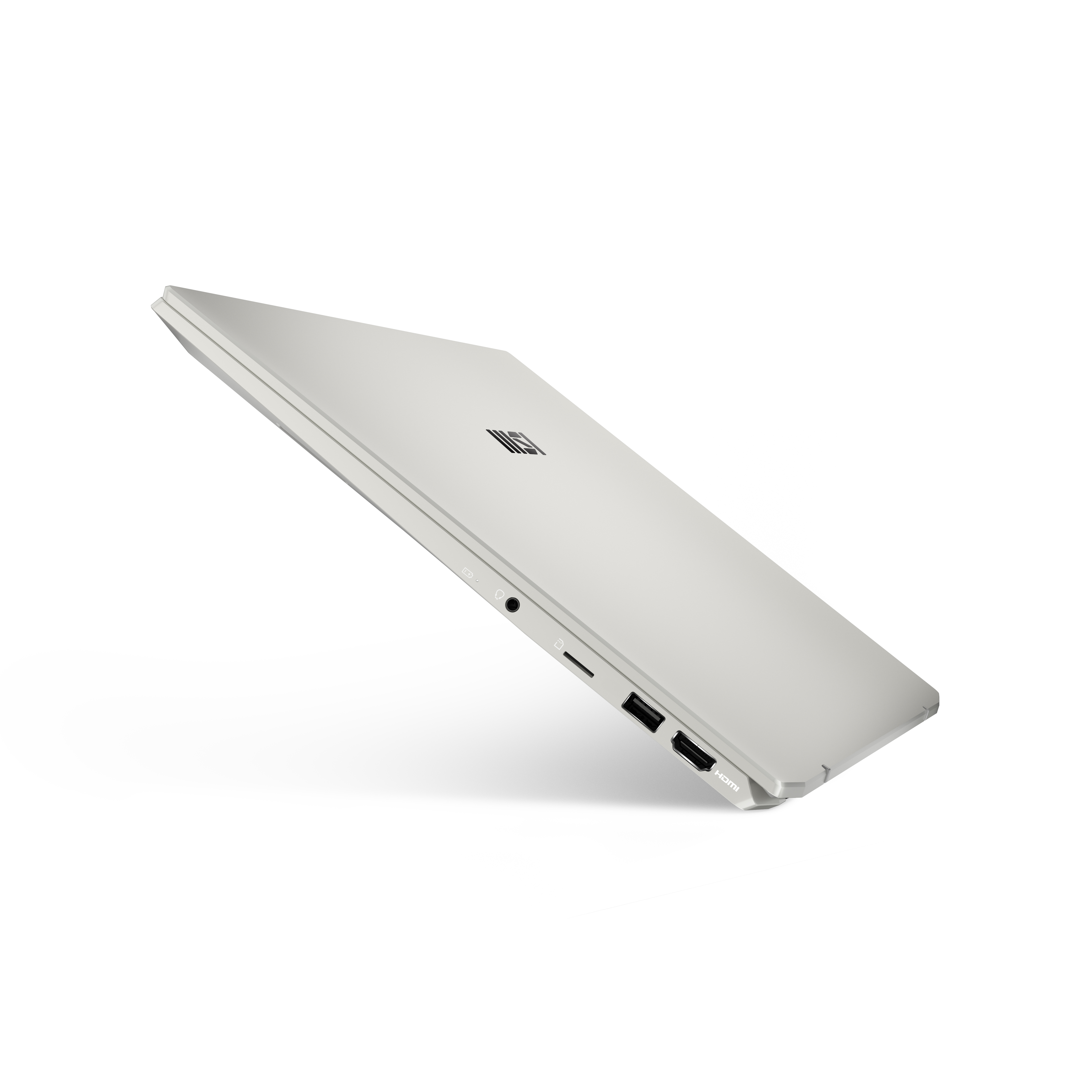 Silberner Laptop vor weißem Hintergrund. Anschlüsse sichtbar: USB, HDMI, Audioanschluss. Der Laptop ist leicht angewinkelt.