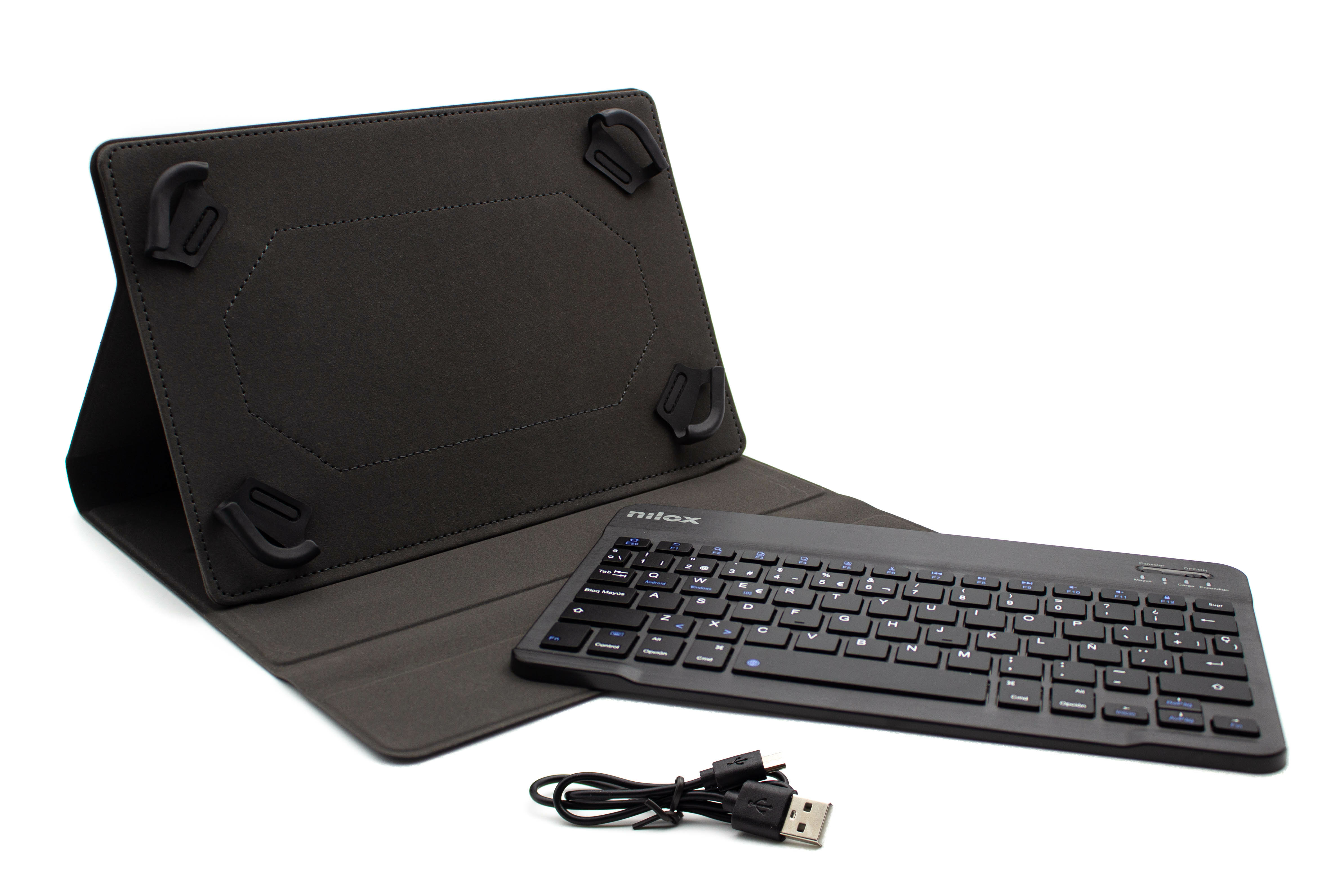 Una funda negra para tableta con un teclado negro y un cable USB sobre un fondo blanco.