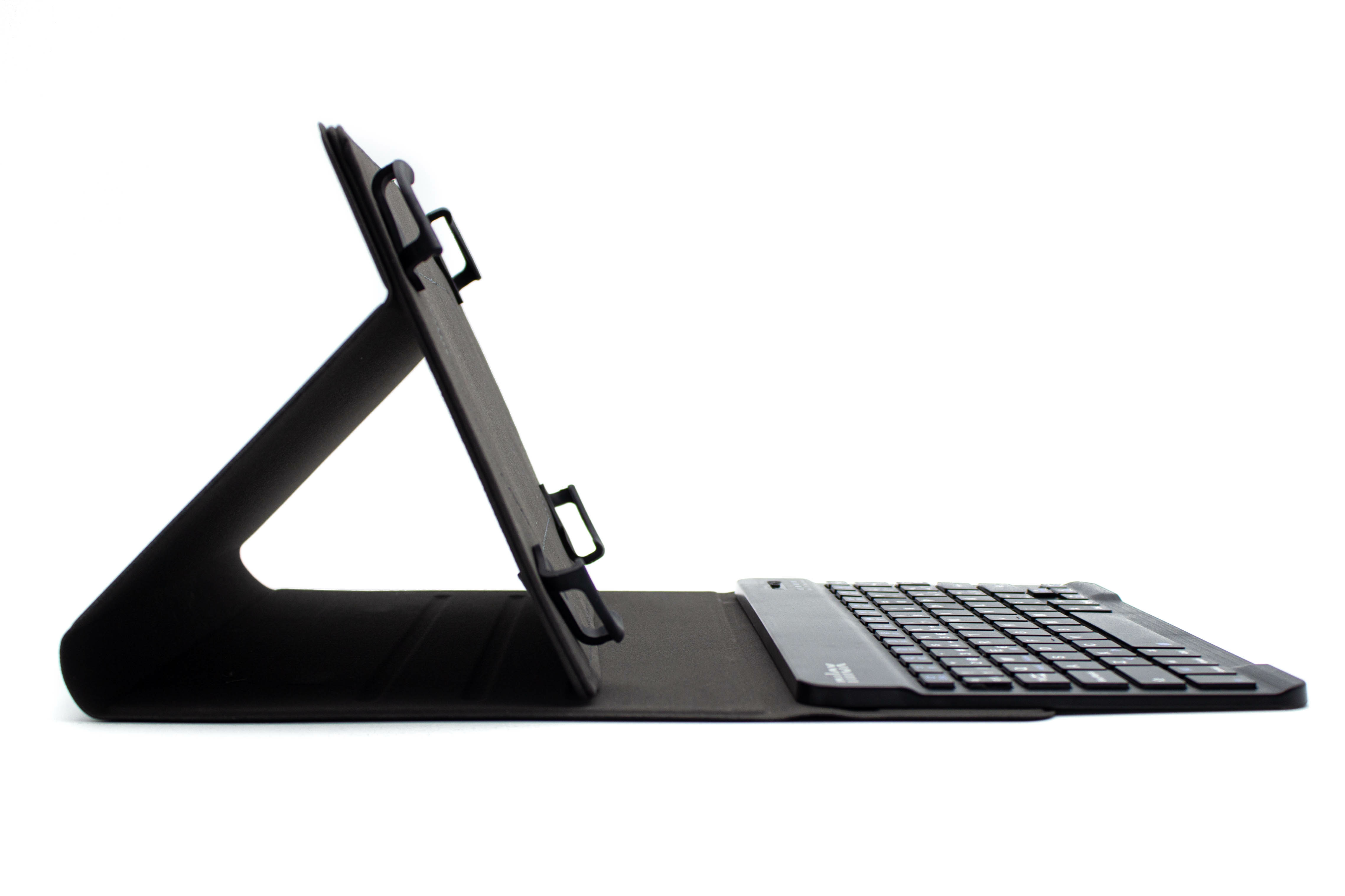 Teclado y soporte negros. El soporte está en ángulo. El teclado está abierto y tiene teclas visibles.