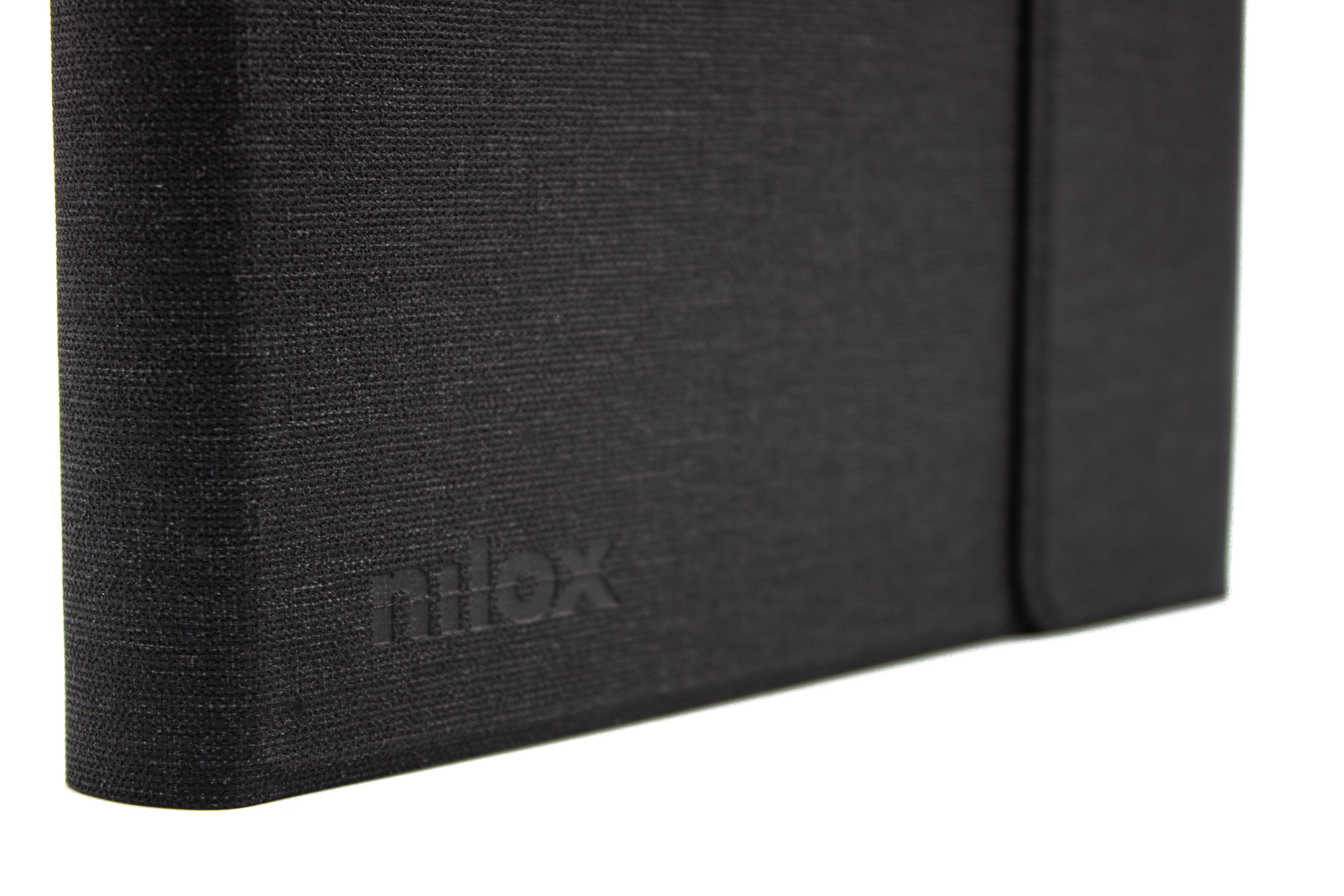 Primer plano de una funda negra y texturizada con la marca 'mibox' en relieve. Fondo blanco.