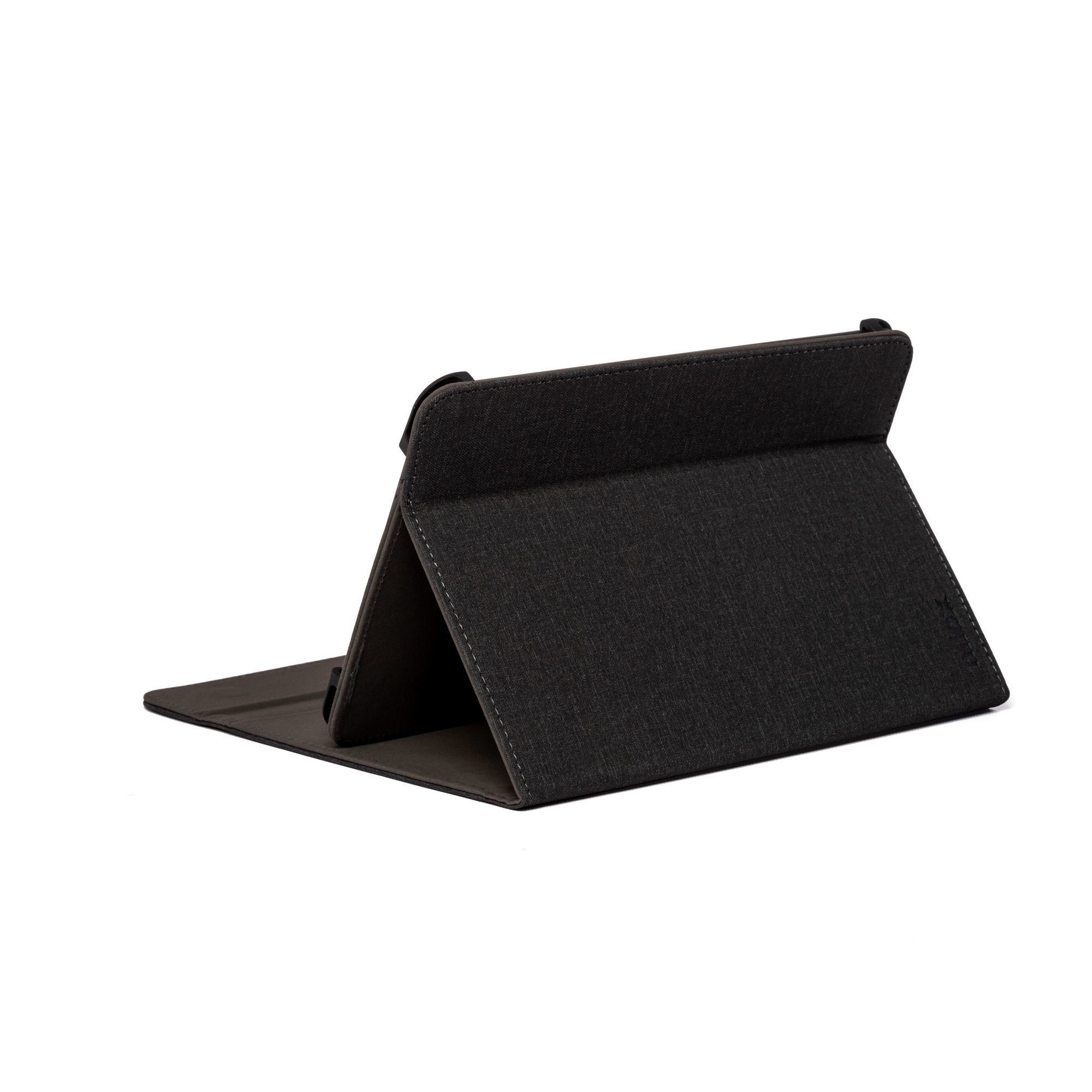 Custodia nera per tablet in posizione angolata, aperta. La custodia è su sfondo bianco.