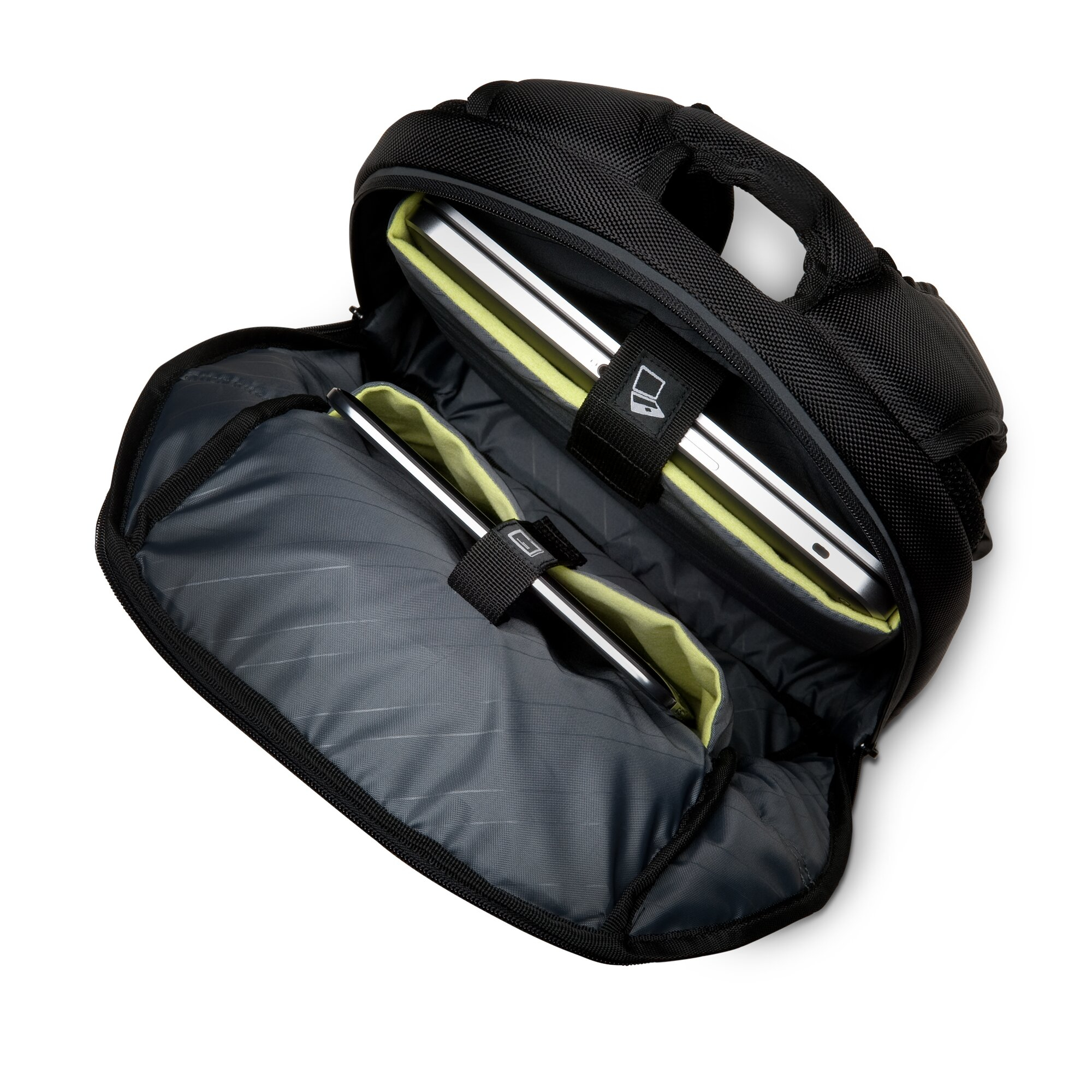 Offener schwarzer Rucksack mit zwei Laptops. Graues Futter mit gelben Akzenten. Weißer Hintergrund.