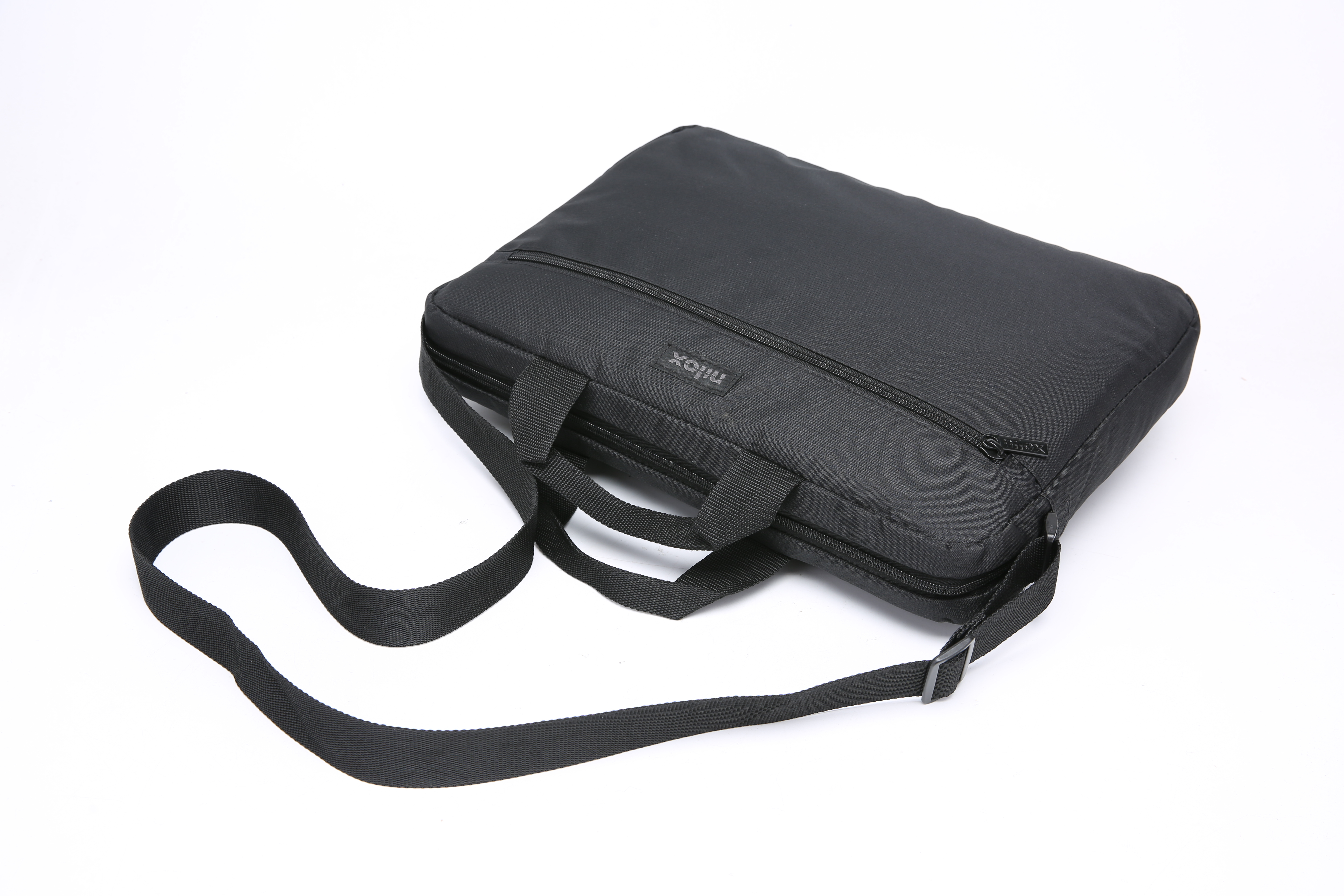 Bolso negro para portátil Nilox con correa para el hombro sobre fondo blanco.