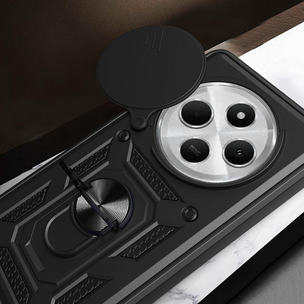 Schwarze Handyhülle mit Kameraobjektivabdeckung, Ringhalter und geometrischem Design. Der Hintergrund ist Marmor und Dunkelbraun.