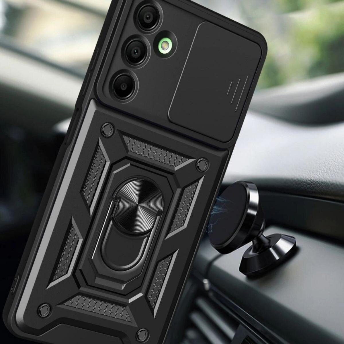 Schwarze Handyhülle mit Kamera und Ringhalter. Im Hintergrund ein Armaturenbrett und ein magnetischer Telefonhalter.