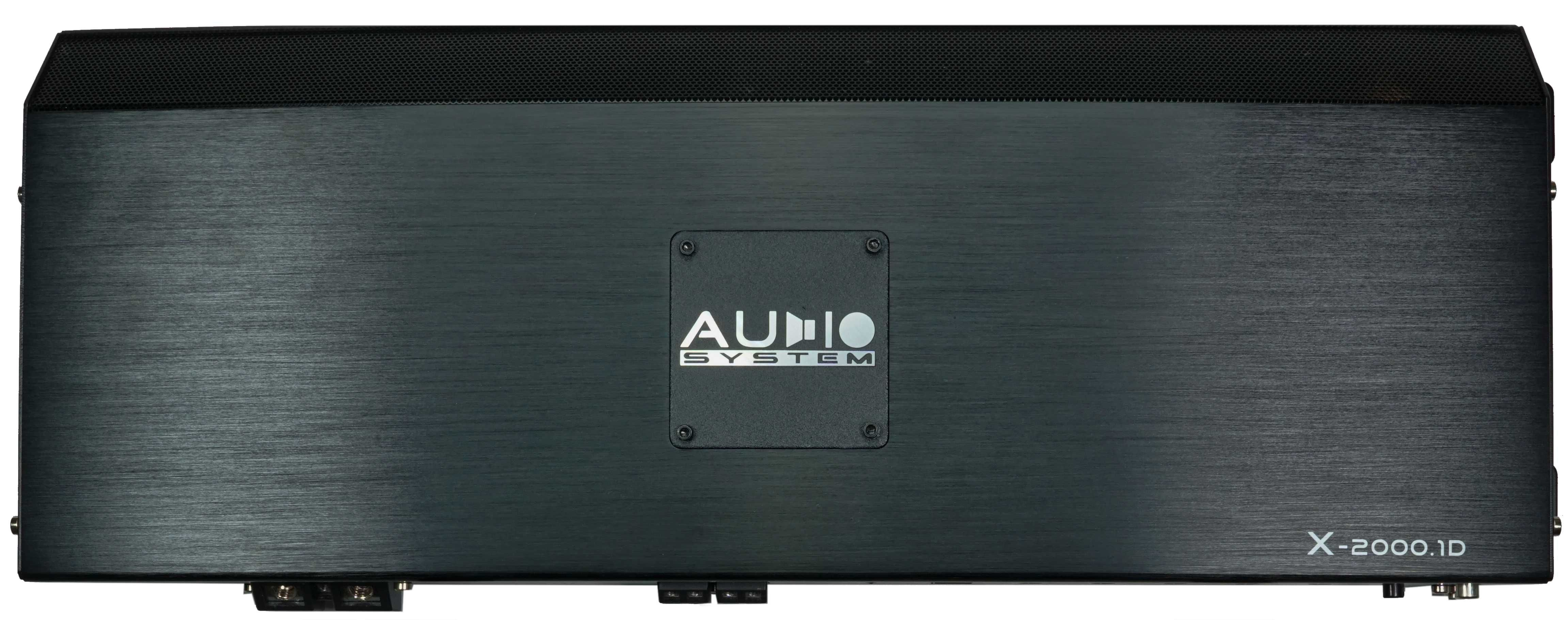 Ein schwarzer Audio System-Verstärker. Er hat ein gebürstetes Metall-Finish, das Logo und die Modellnummer.