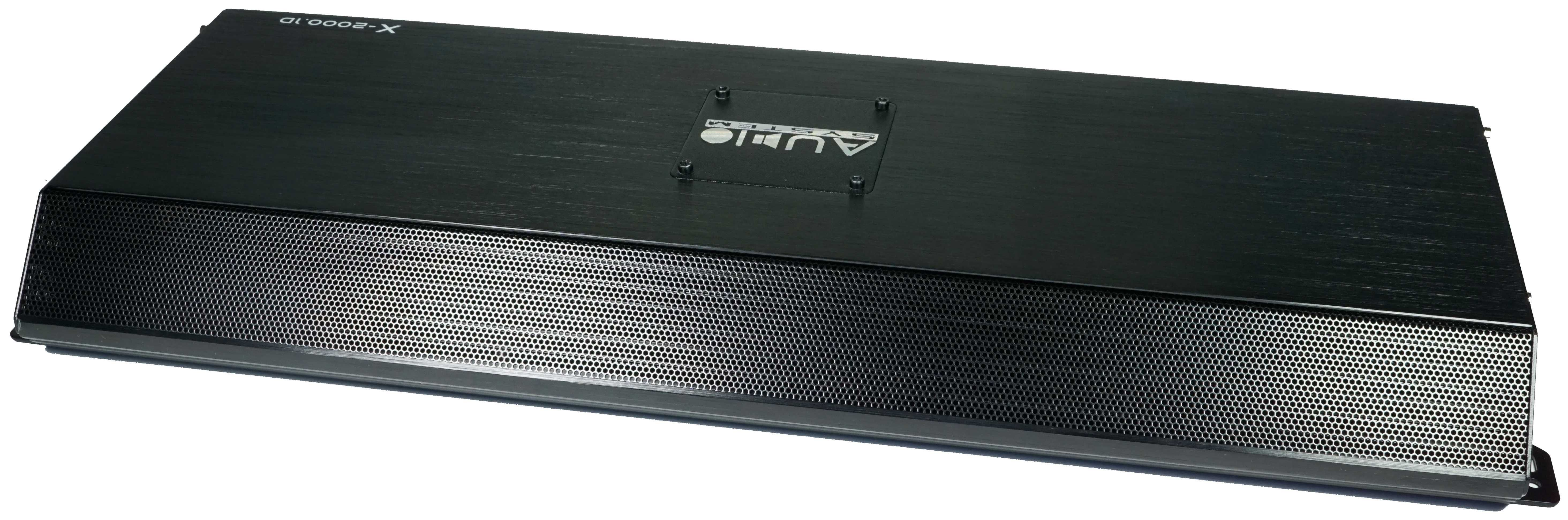 Schwarze Audiokomponente. Die Oberseite hat eine gebürstete Metalloberfläche, die Unterseite hat ein Netz. Das Logo "AUDIO SYSTEM" ist sichtbar.