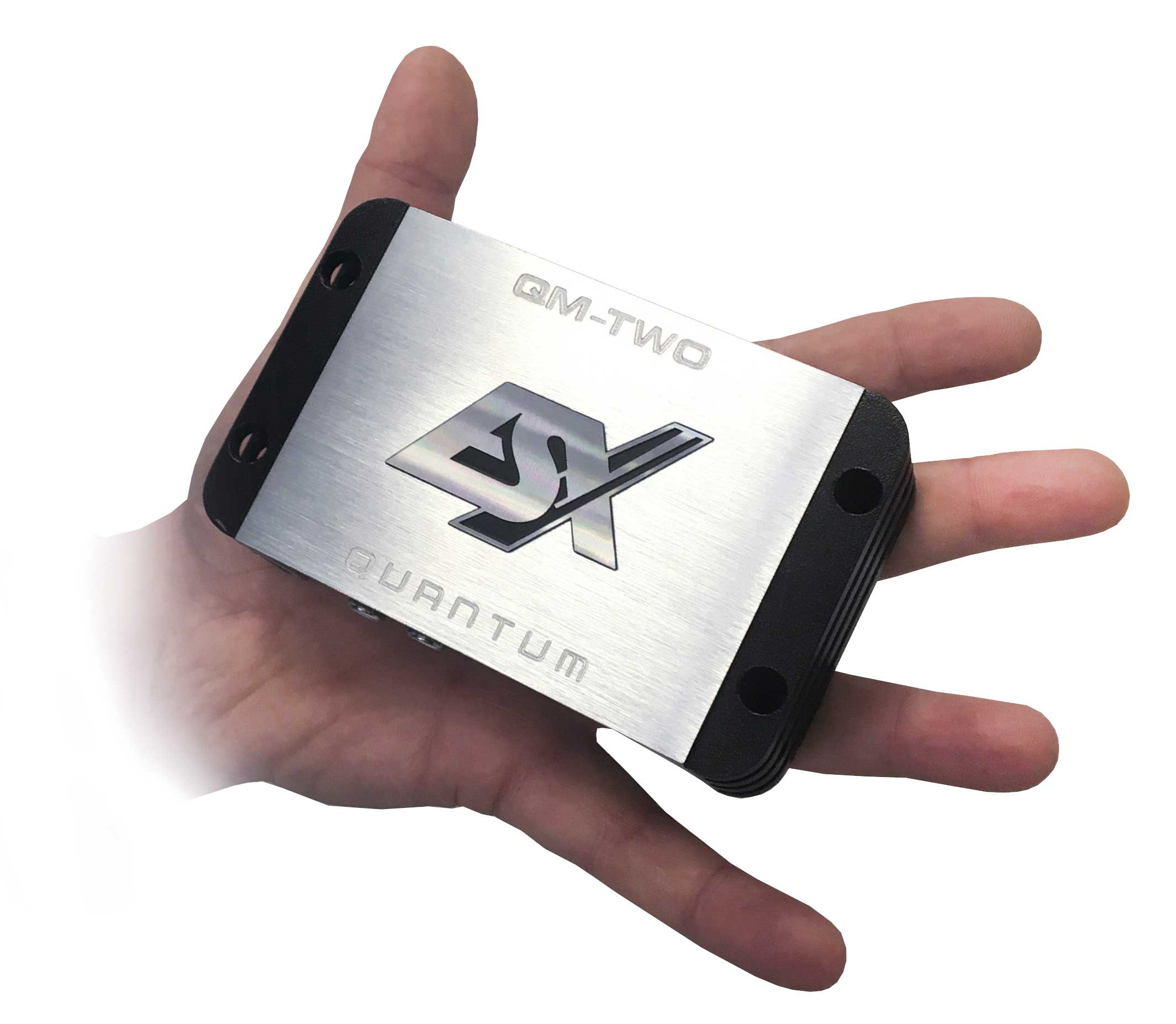 Hand hält ein silbernes Gerät mit schwarzen Kanten. Auf dem Gerät steht 'QM-TWO', '4X' und 'QUANTUM'.