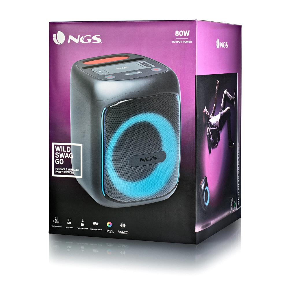 Una caja con un altavoz negro y azul. Tiene la marca NGS y el texto "WILD SWAG GO". El altavoz brilla con luz azul.