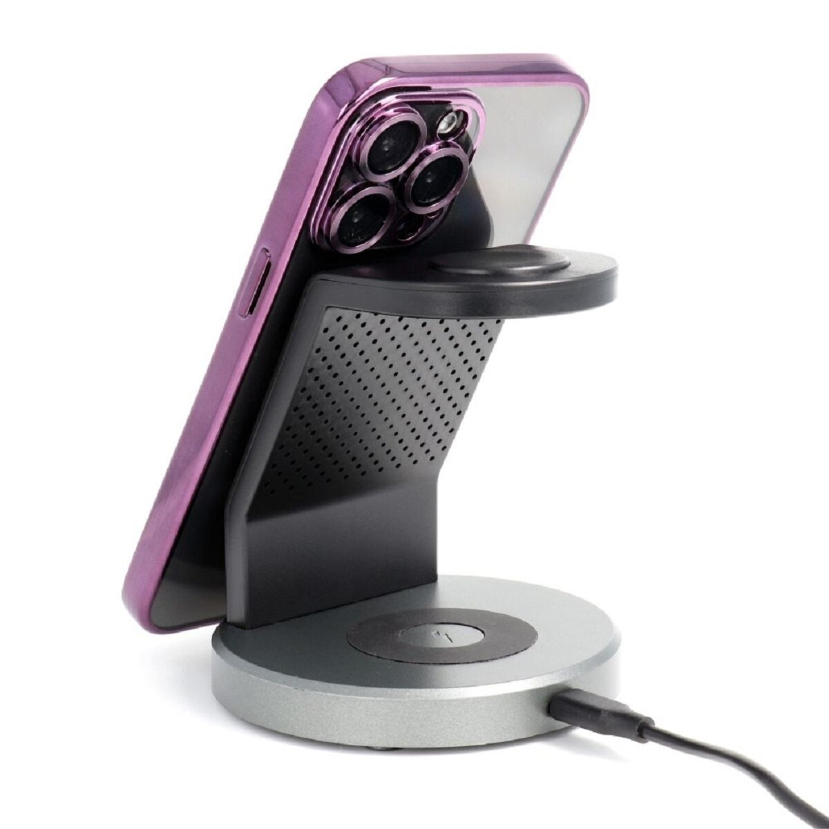 Ein lila Telefon in einem Ständer. Der Ständer ist silber und schwarz, mit einem angeschlossenen Ladekabel. Das Telefon hat eine Dreifach-Kamera.
