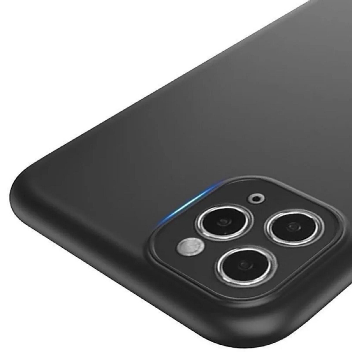 Nahaufnahme eines schwarzen Smartphones. Die Rückseite zeigt drei Kameralinsen und einen Blitz. Die Oberfläche ist matt.