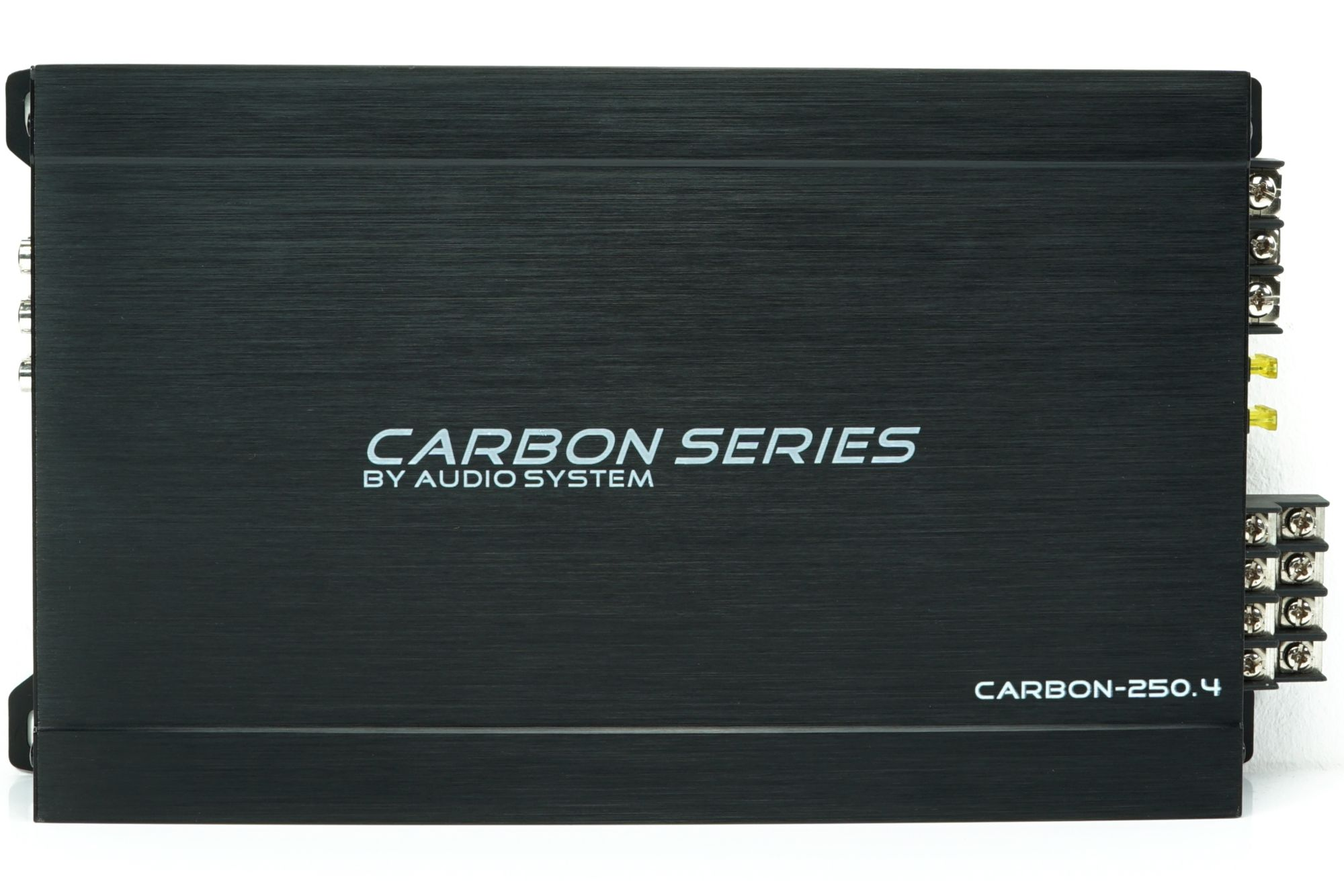 Ein schwarzer Audio System Carbon Series Verstärker. Weißer Text lautet 'CARBON SERIES' und 'CARBON-250.4'. Anschlüsse sind rechts sichtbar.