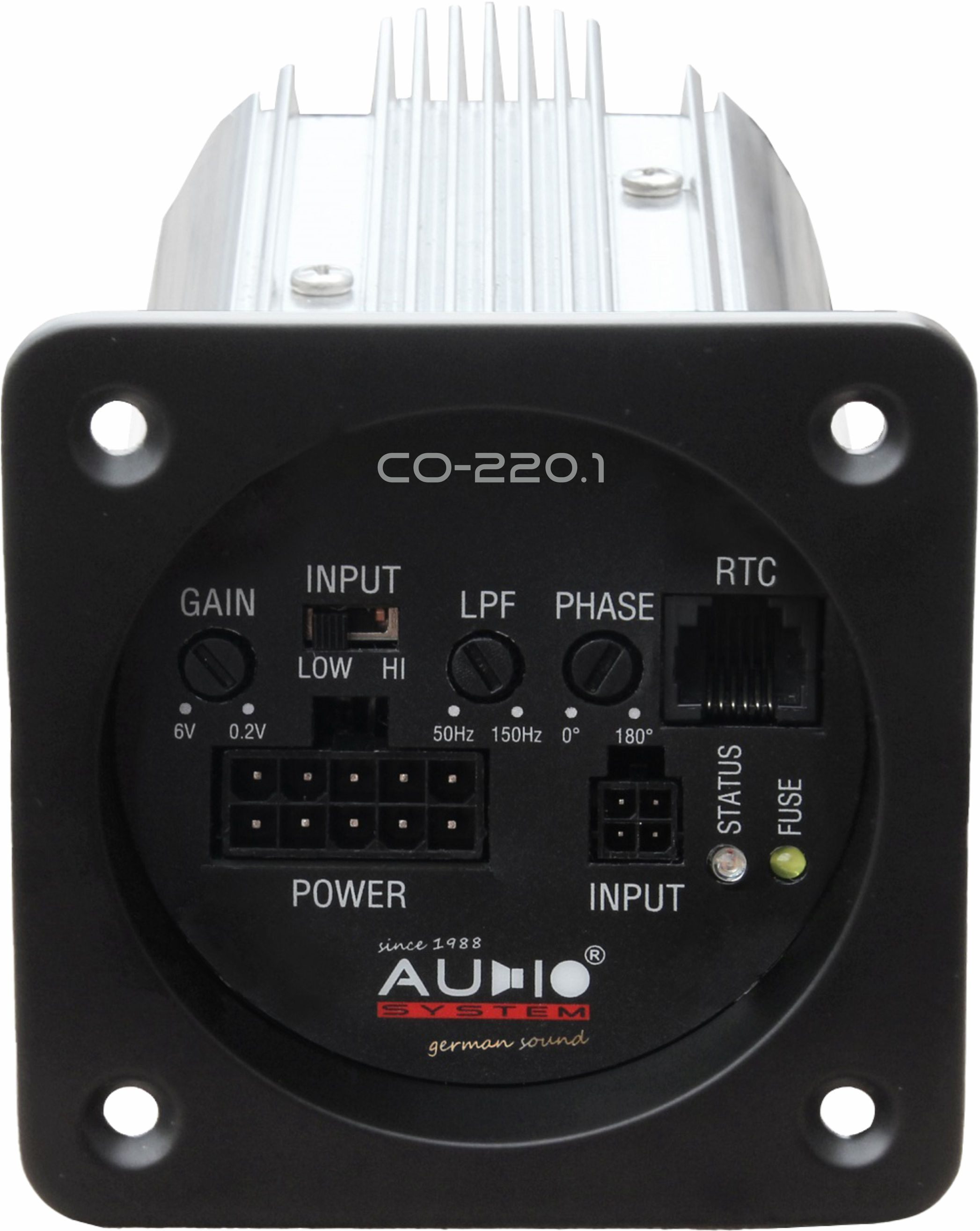 Schwarze Audiokomponente mit silberner Oberseite. Enthält Drehregler, Anschlüsse und Text: 'AUDIO SYSTEM german sound'.