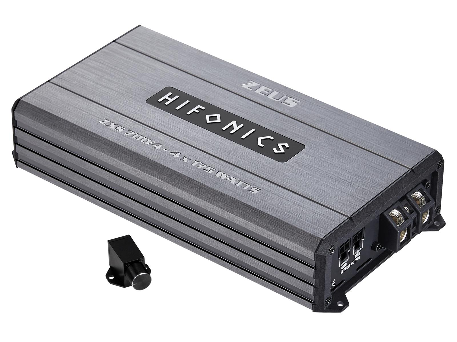 Grauer Hifonics Zeus Verstärker, Modell ZX6700/4. Ein schwarzer Lautstärkeregler daneben. Der Hintergrund ist weiß.