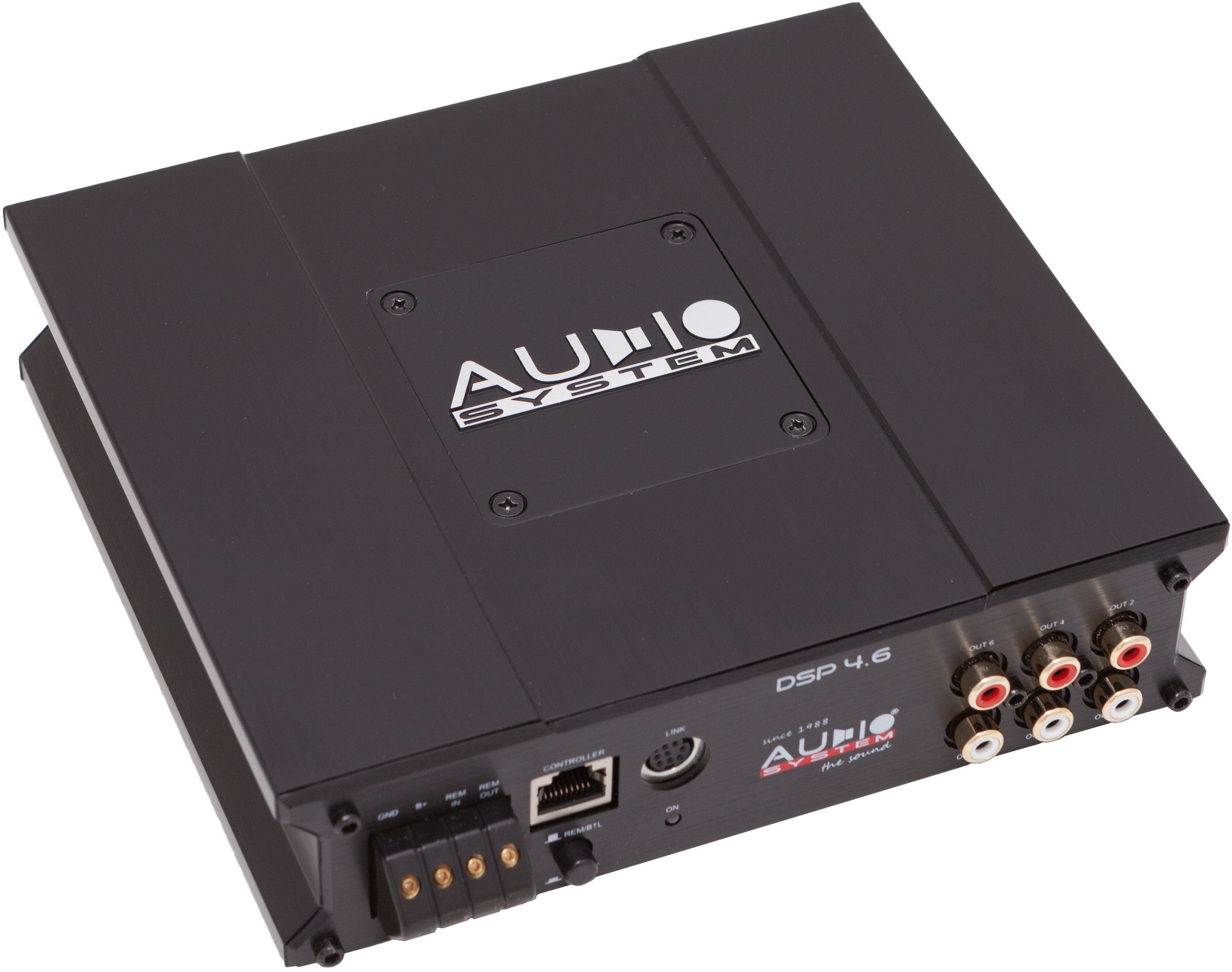 Ein schwarzer Audio System DSP 4.6 Verstärker. Er hat verschiedene Ein-/Ausgänge und das Audio System Logo.