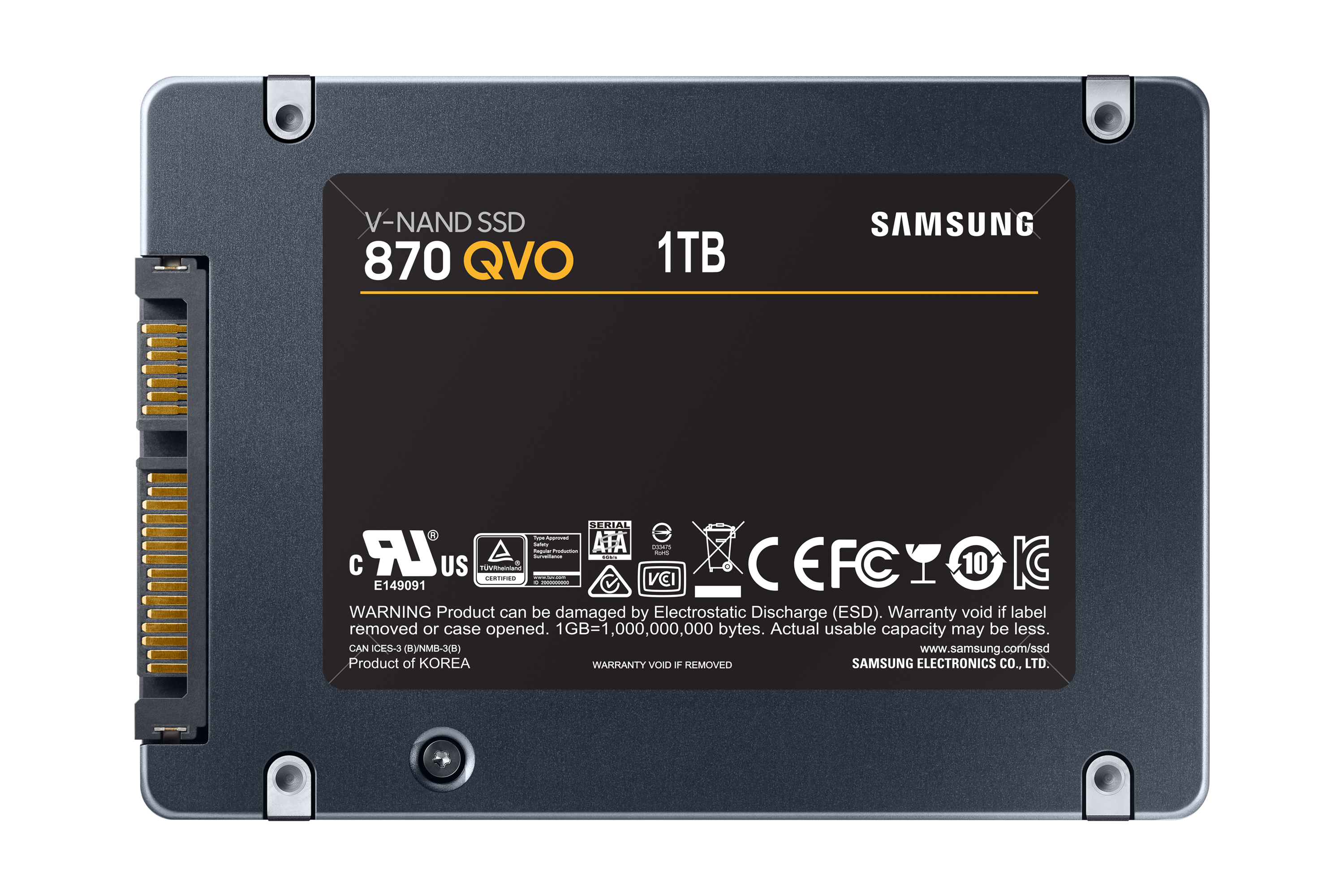 Un SSD Samsung 870 QVO da 1 TB. Involucro in metallo grigio con etichetta nera e testo bianco. Include loghi e avvertenze.