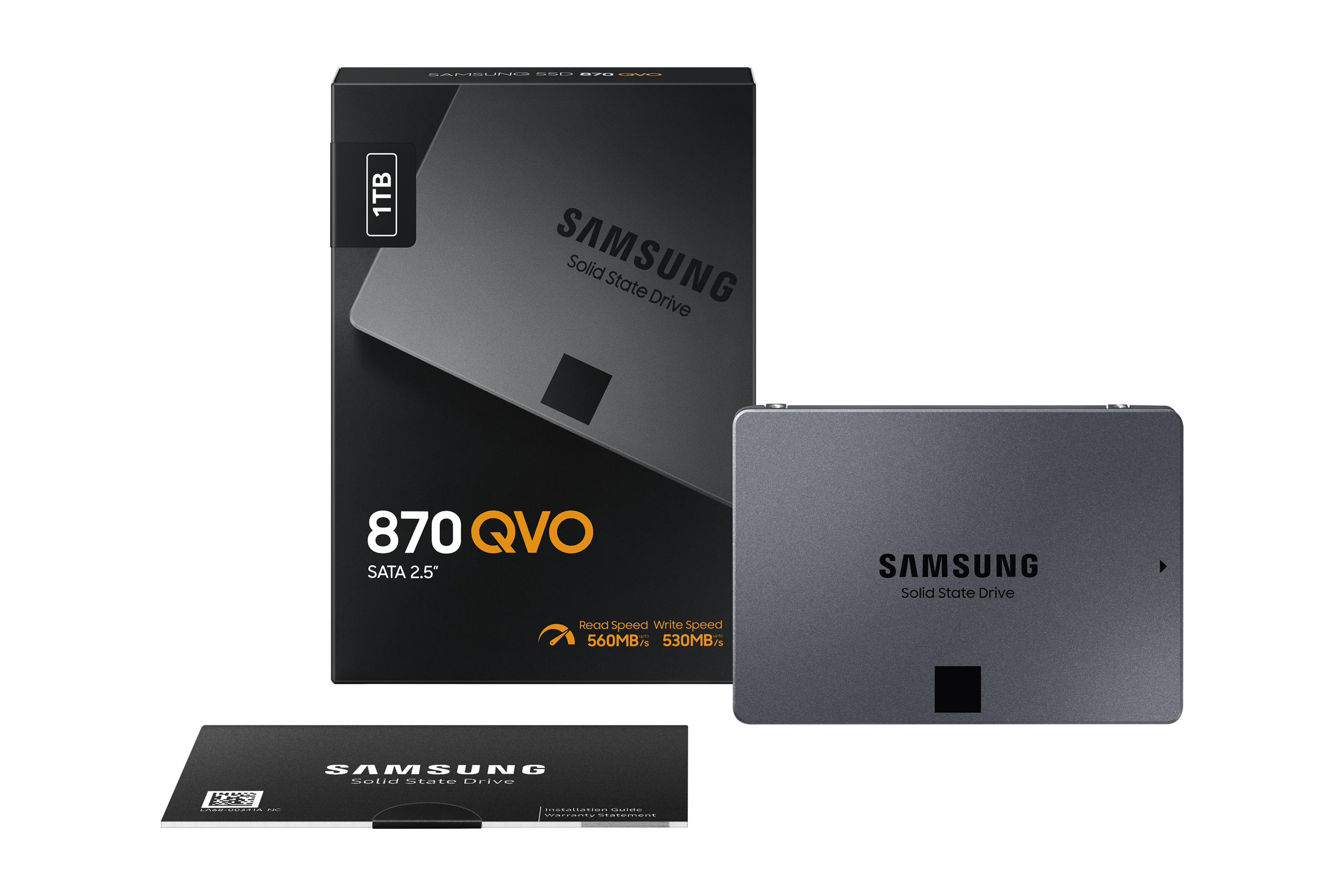 L'immagine mostra un pacchetto SSD Samsung, l'unità SSD e una guida all'installazione, il tutto su sfondo bianco.