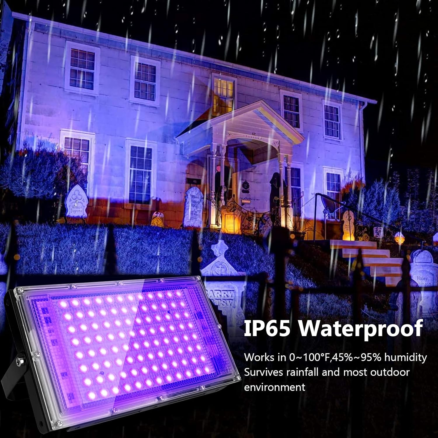 Ein Haus, das von violettem Licht beleuchtet wird, mit Grabsteinen im Garten. Im Vordergrund ein Scheinwerfer. Es regnet.