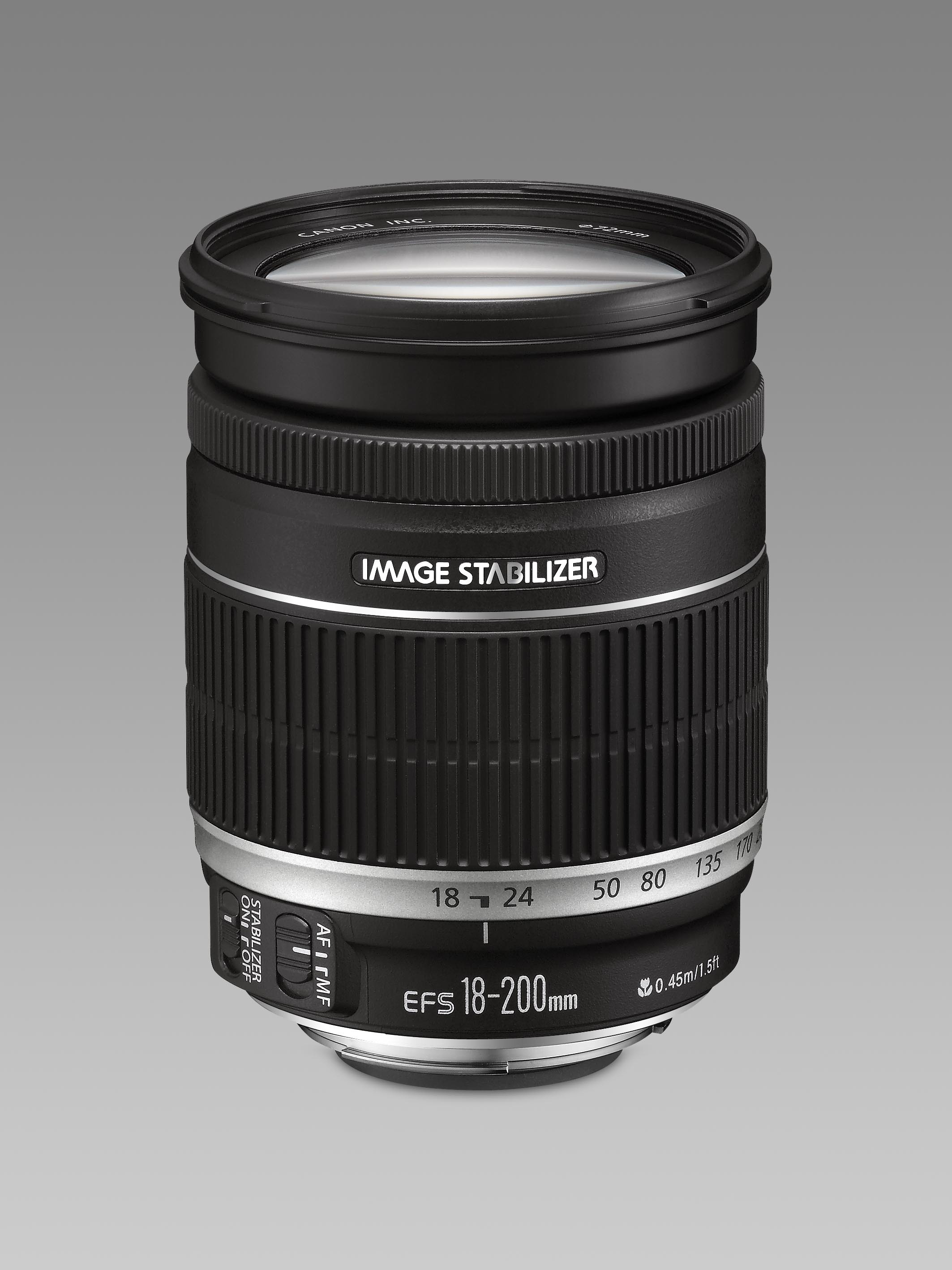 Un objetivo Canon EFS 18-200mm negro, con varias marcas y un fondo gris.