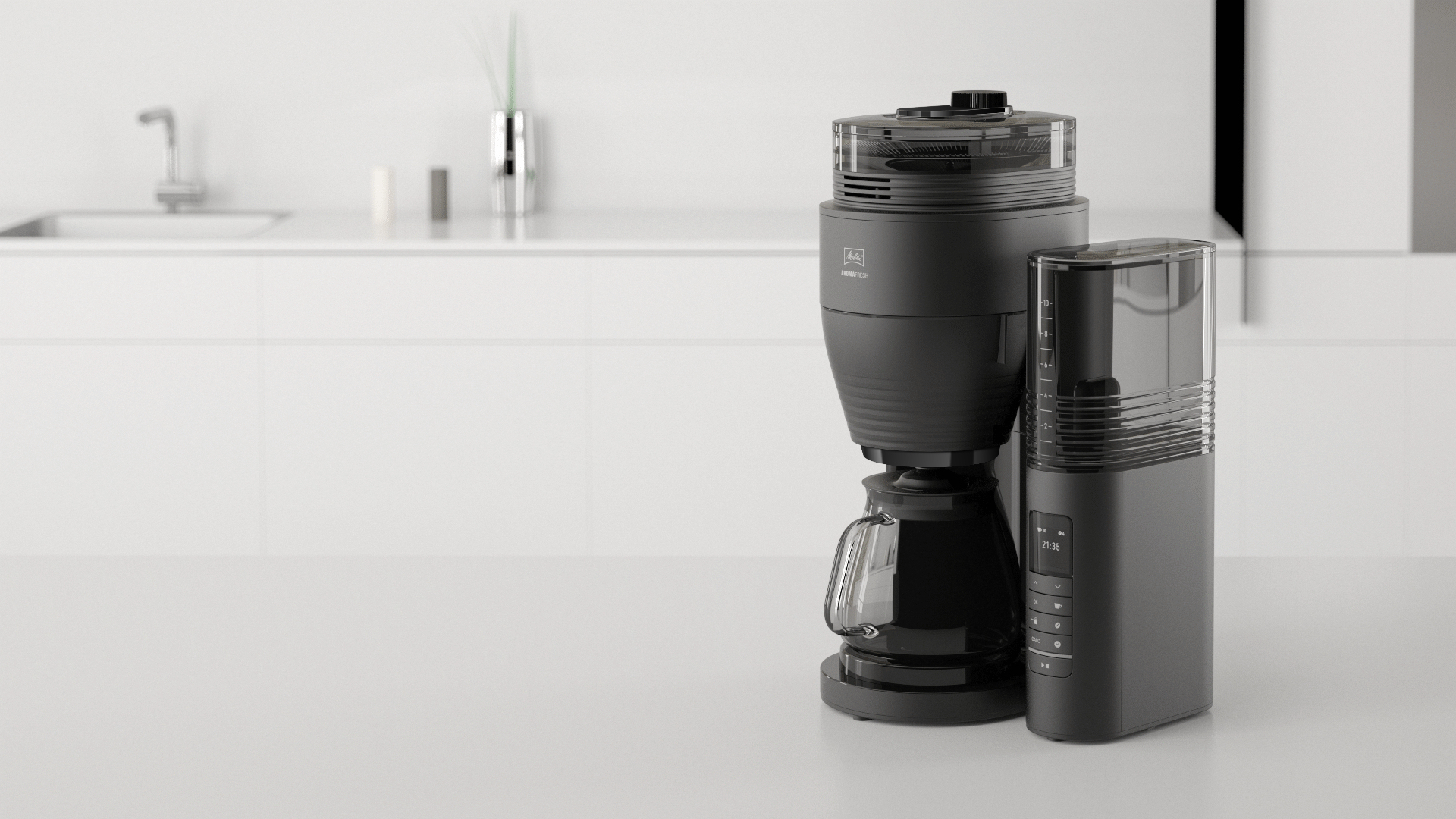 Czarny ekspres do kawy i młynek stoją na białym blacie. Zlew i dekoracje znajdują się w tle.