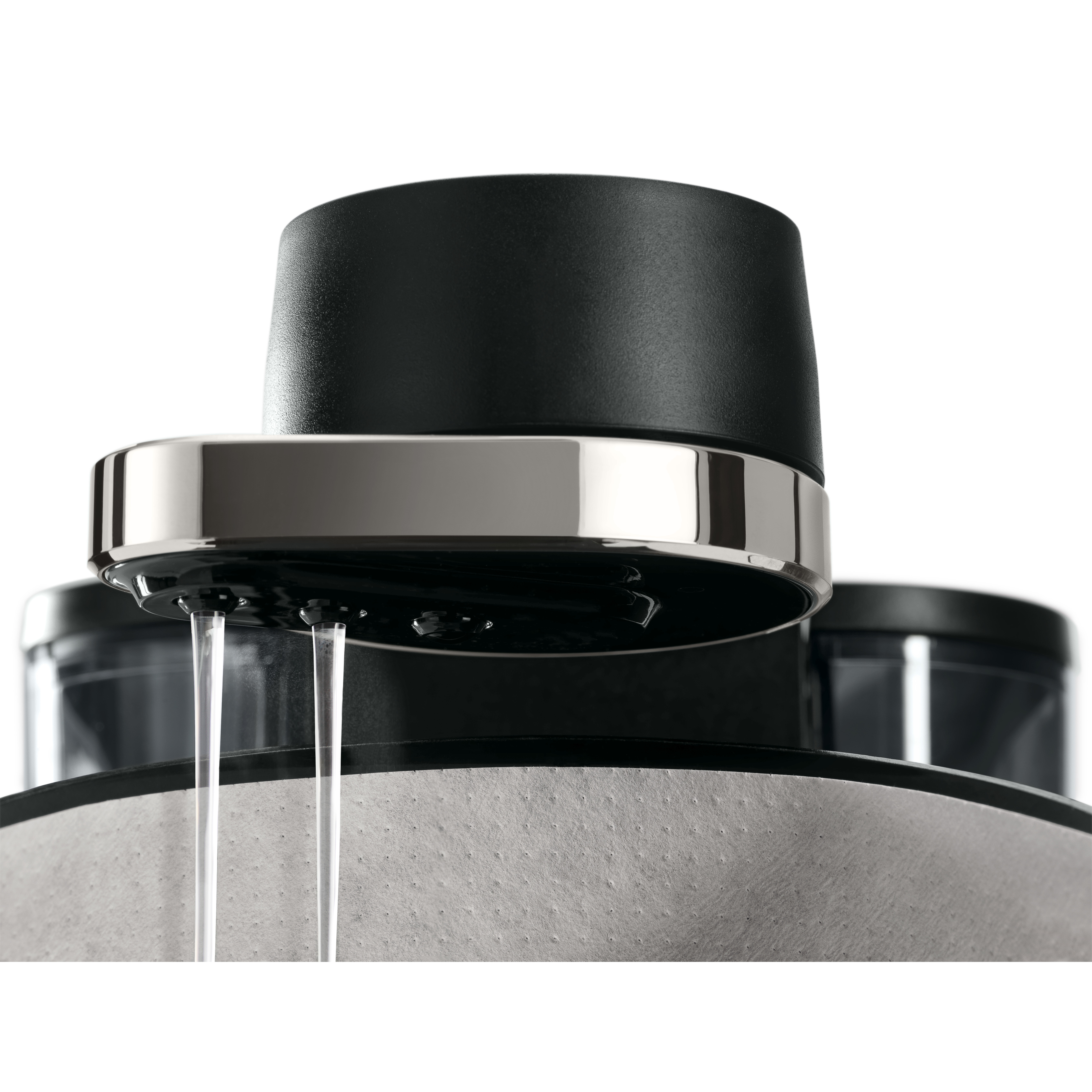 Zbliżenie ekspresu do kawy. Woda spływa z chromowanej wylewki. Czarne i srebrne elementy.