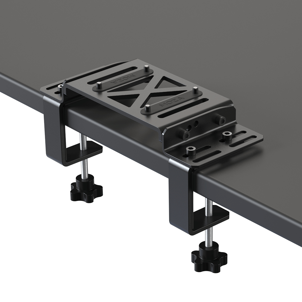 Une pince en métal noir, fixée à une surface noire. Elle comporte une plaque de montage avec la marque 'MOZA' visible. Des boutons en forme d'étoile sont présents.