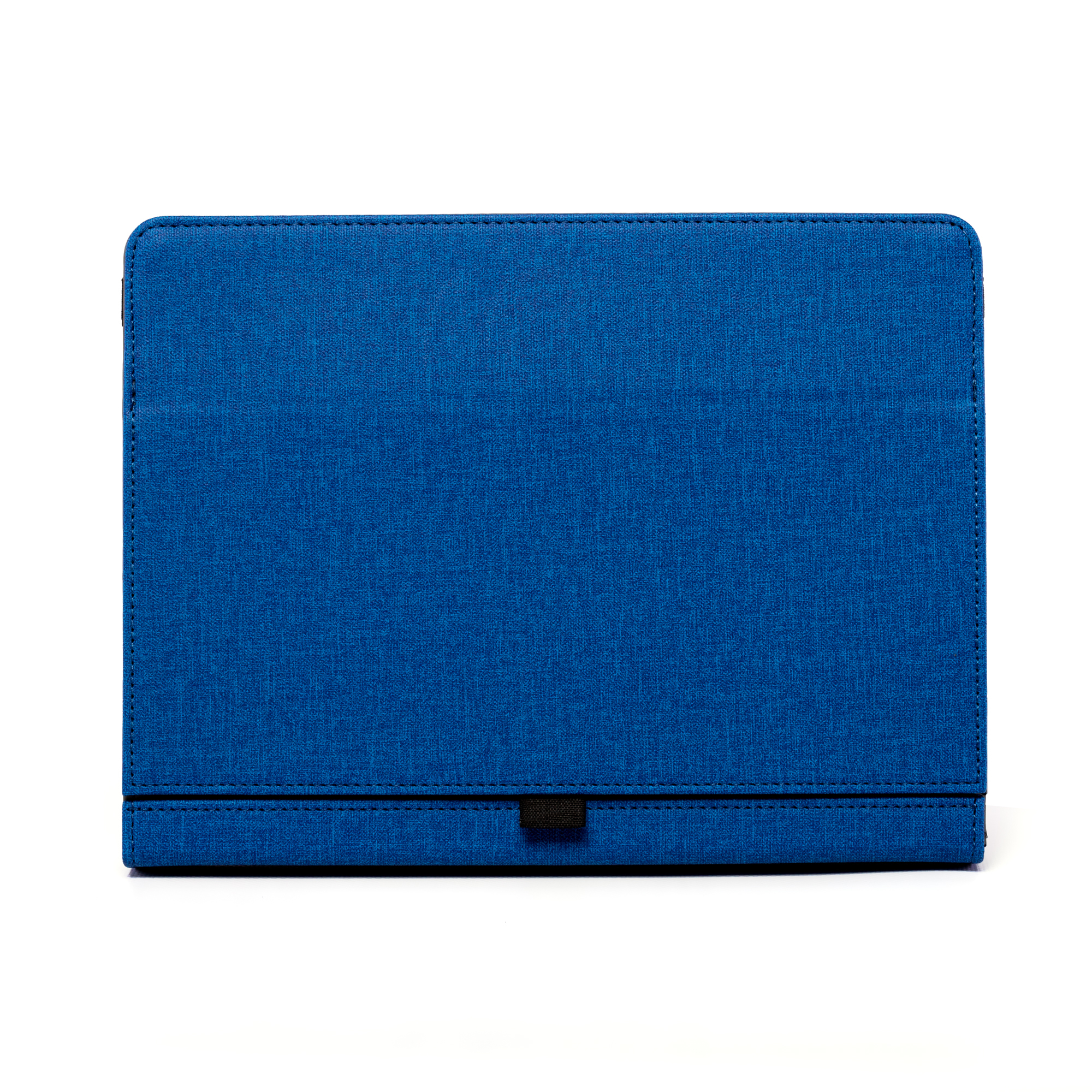 Una custodia blu per tablet su sfondo bianco. È rettangolare con superficie strutturata e cinturino nero.