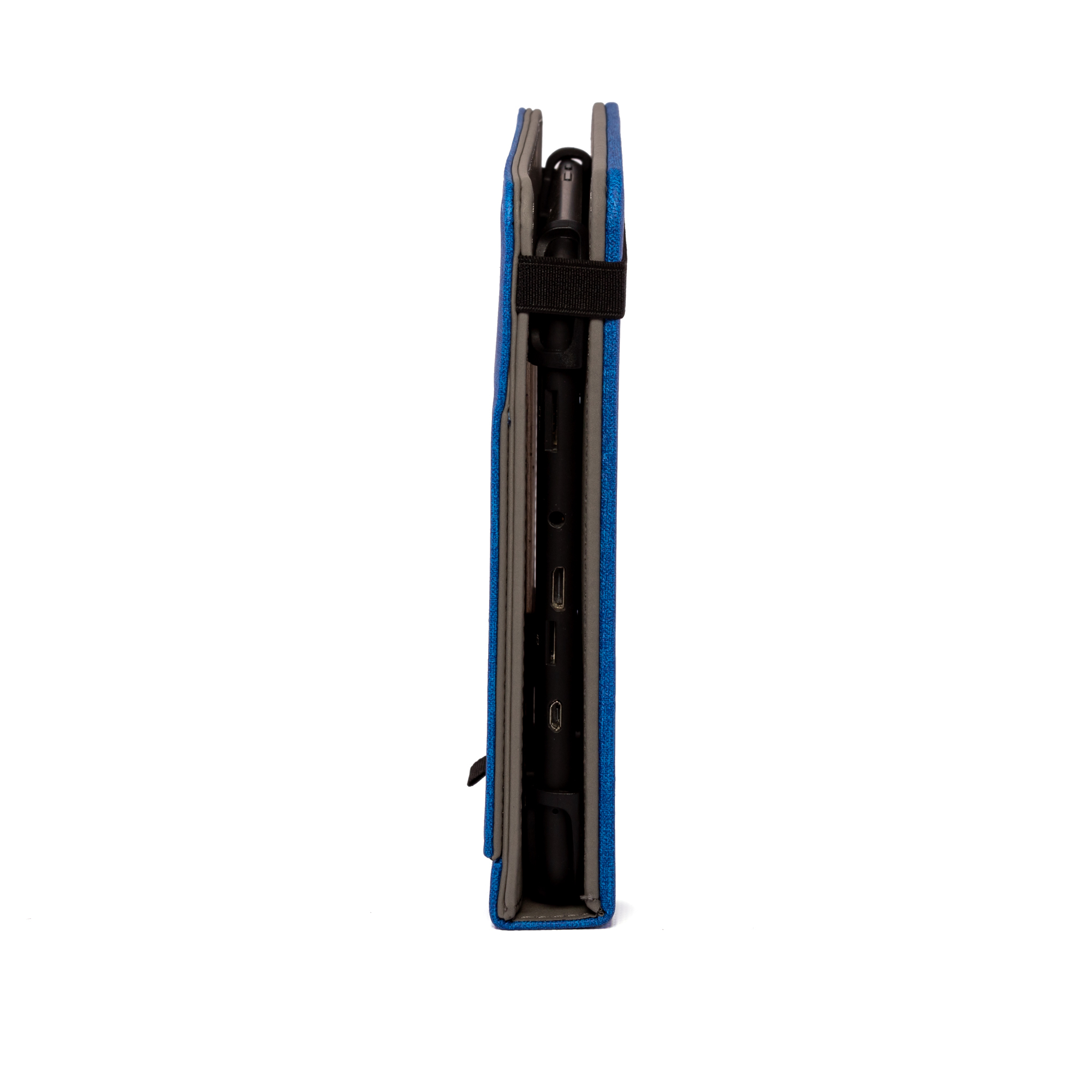Un tablet in una custodia blu, chiusa. La custodia ha un cinturino nero. Lo sfondo è bianco.