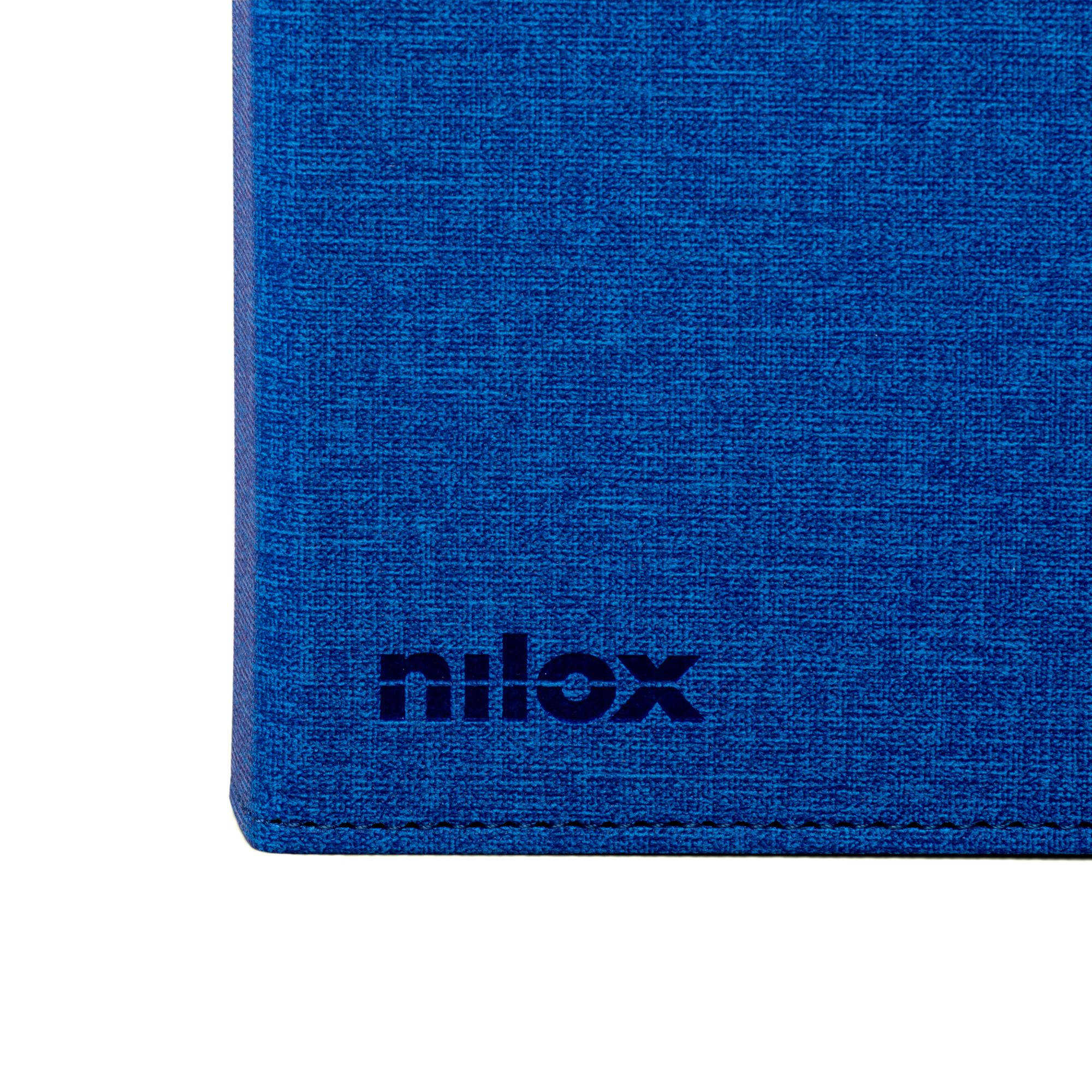 Primo piano di una superficie blu strutturata con logo 'nilox', sfondo bianco. Il blu ha un aspetto tessuto.