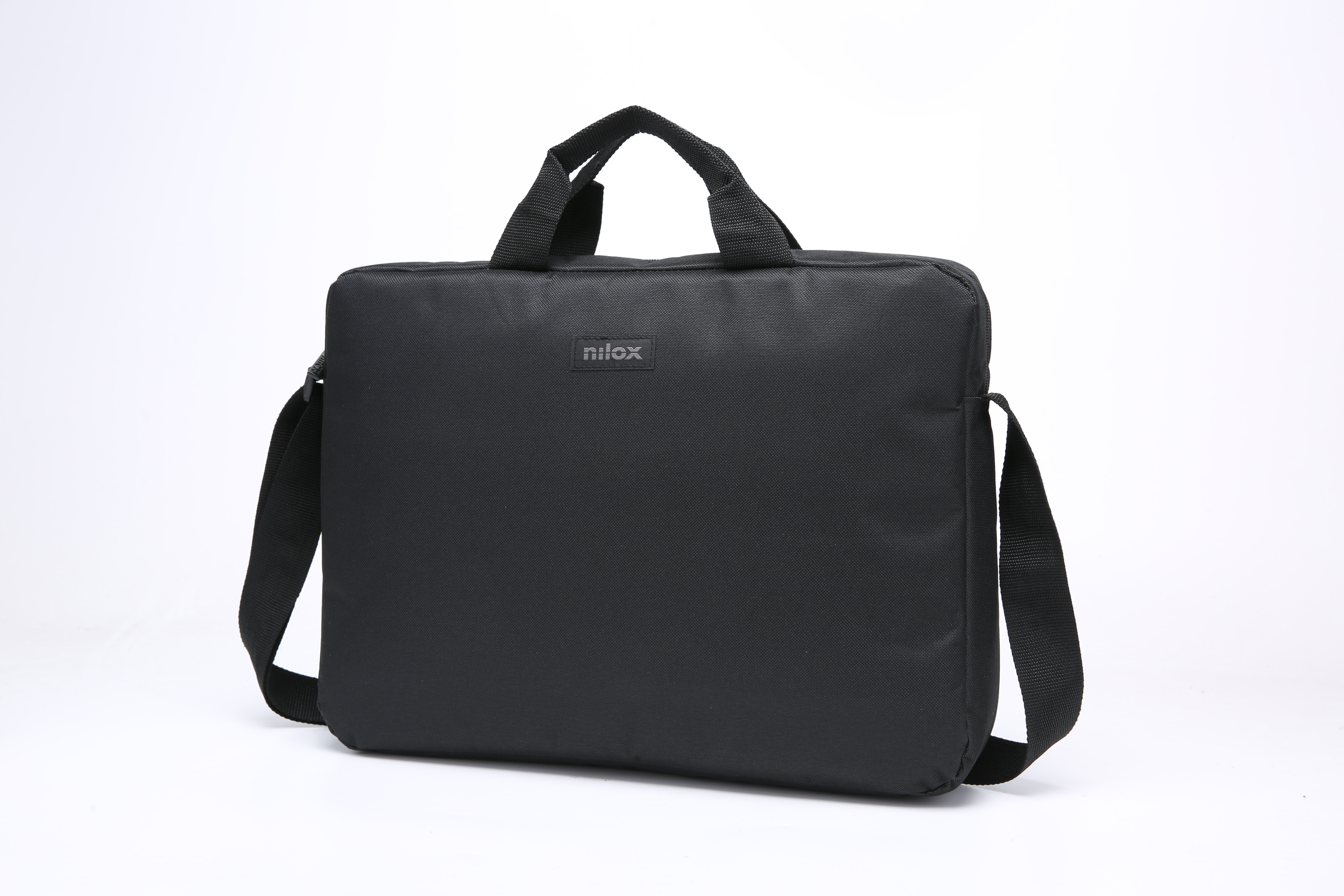 Una bolsa para portátil negra Nilox con correa para el hombro y asa, sobre fondo blanco.