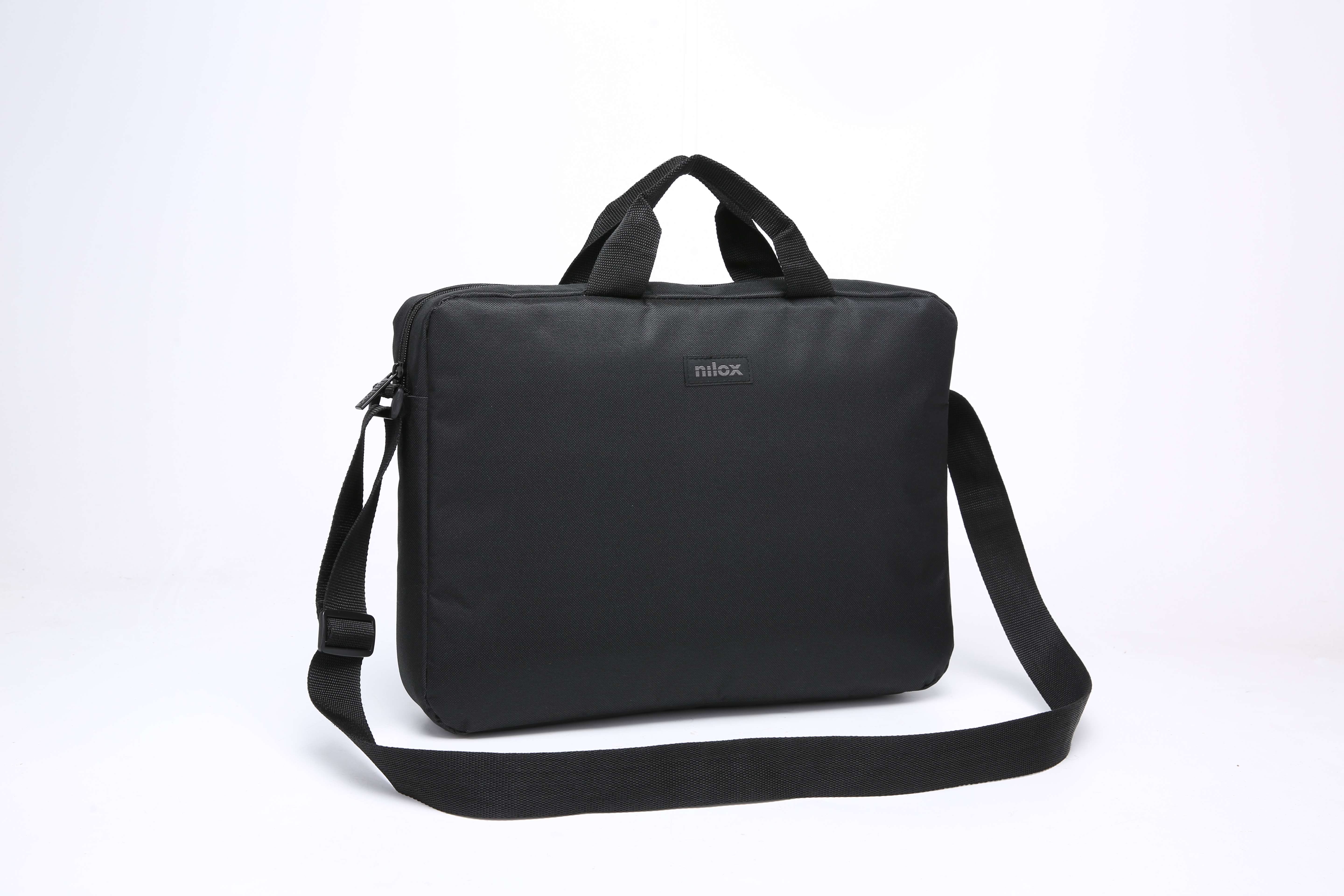 Bolso negro para portátil Nilox con correa para el hombro y asas sobre fondo blanco.