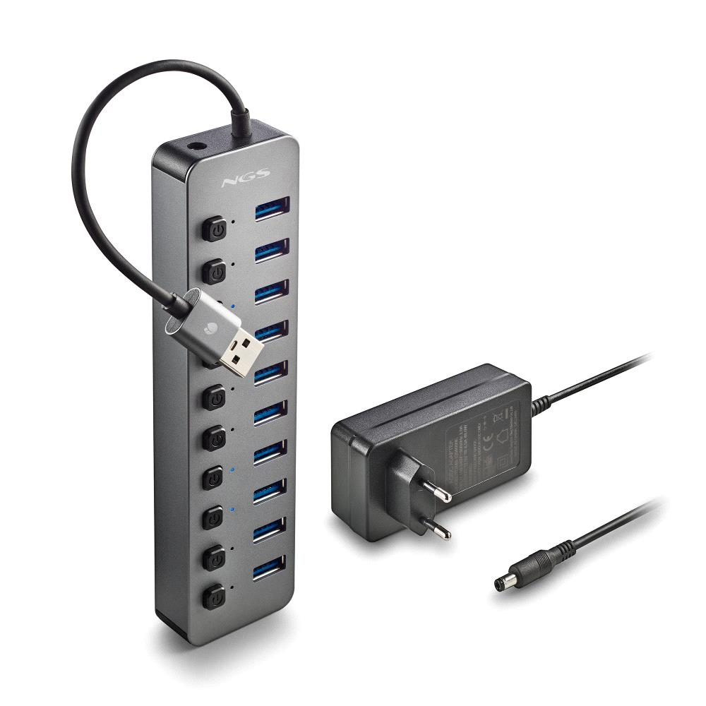 Ein grauer USB-Hub mit zehn Anschlüssen, ein angeschlossenes USB-Kabel und ein separates Netzteil auf weißem Hintergrund.