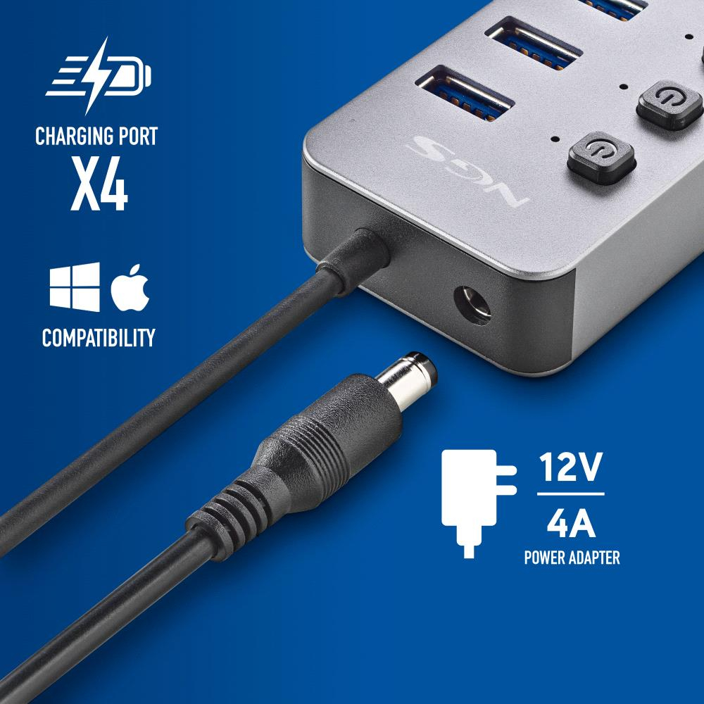Silberner USB-Hub mit Netzteil, 4 Ladeanschlüssen und Kompatibilitätssymbolen für Windows- und Apple-Geräte auf blauem Hintergrund.