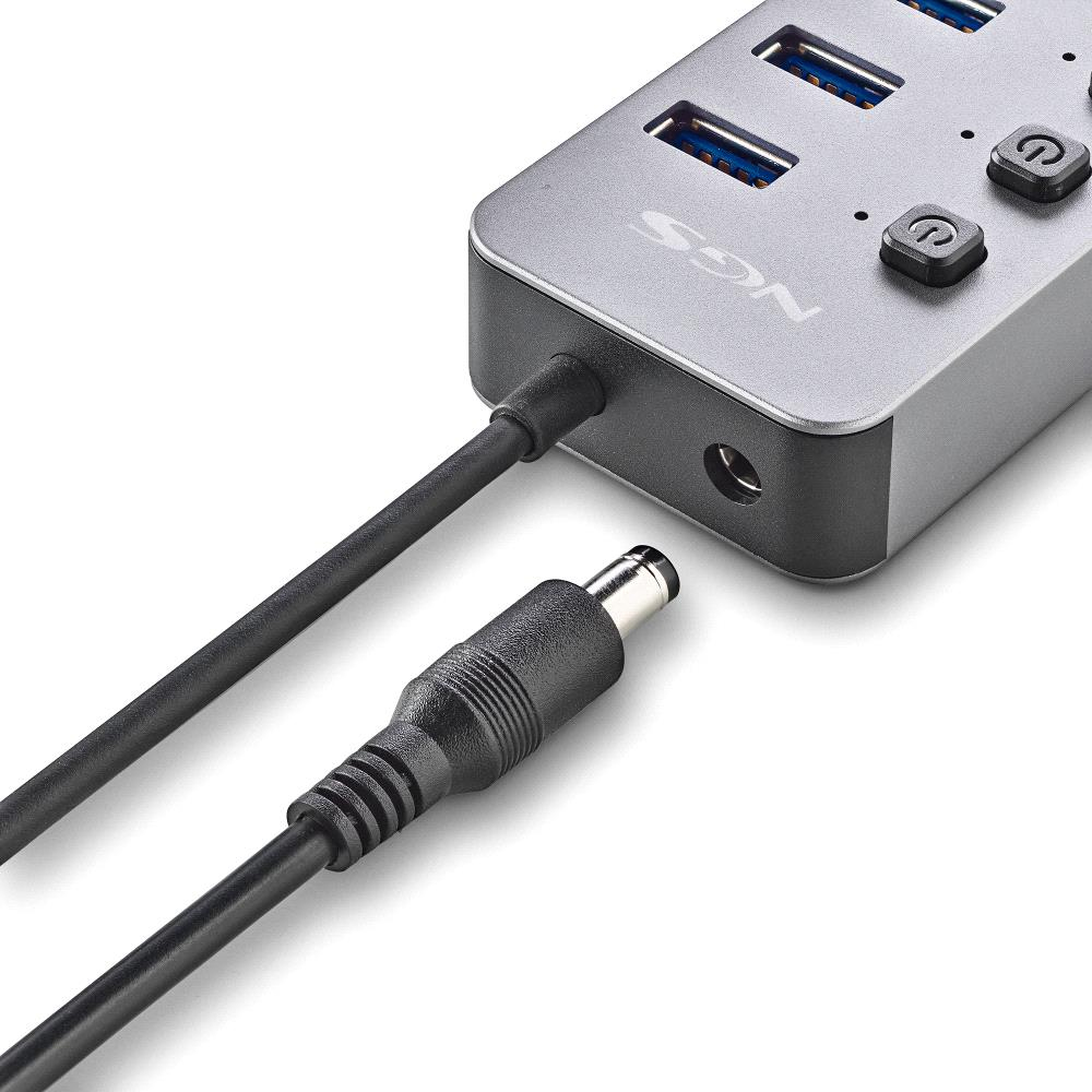 Ein silberner USB-Hub mit schwarzem Netzkabel und Stecker. Enthält USB-Anschlüsse und Ein-/Aus-Tasten. Der Hintergrund ist weiß.