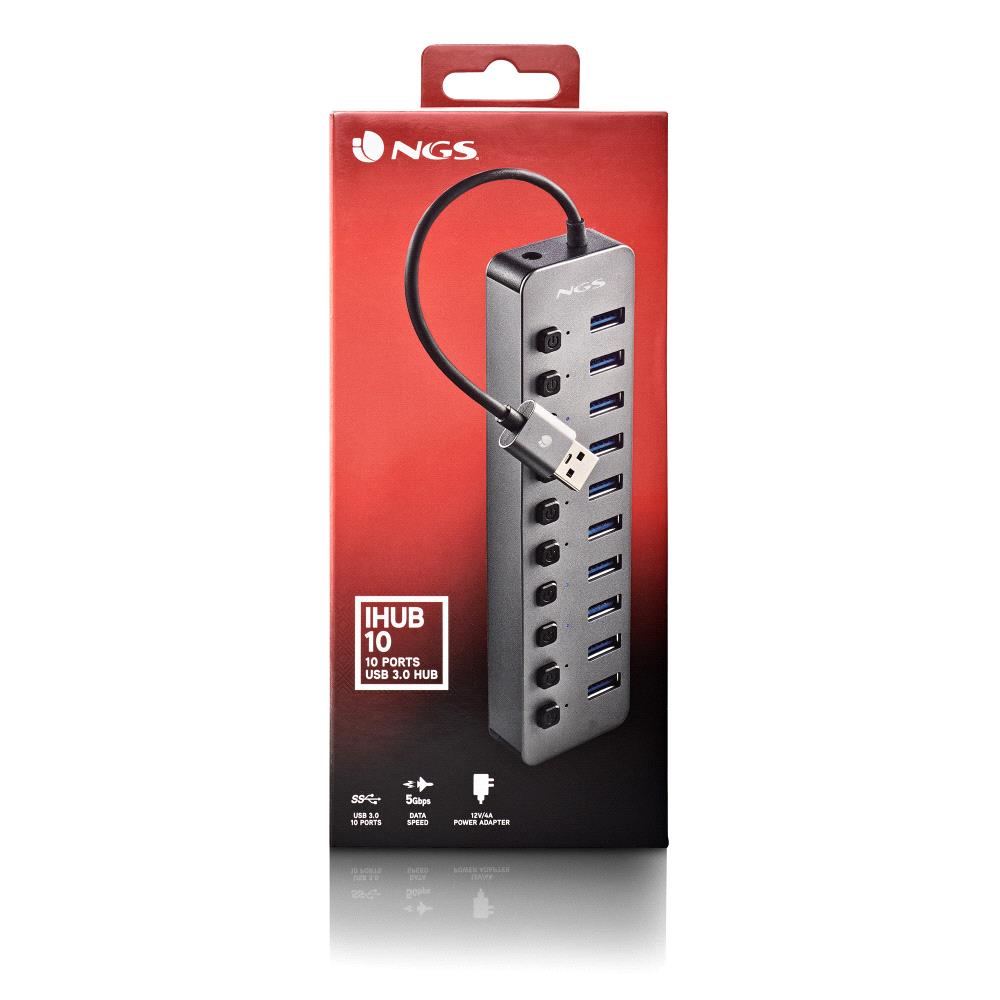 Das Bild zeigt einen schwarzen USB-Hub mit 10 Anschlüssen, ein schwarzes Kabel und die Marke NGS auf der Box.