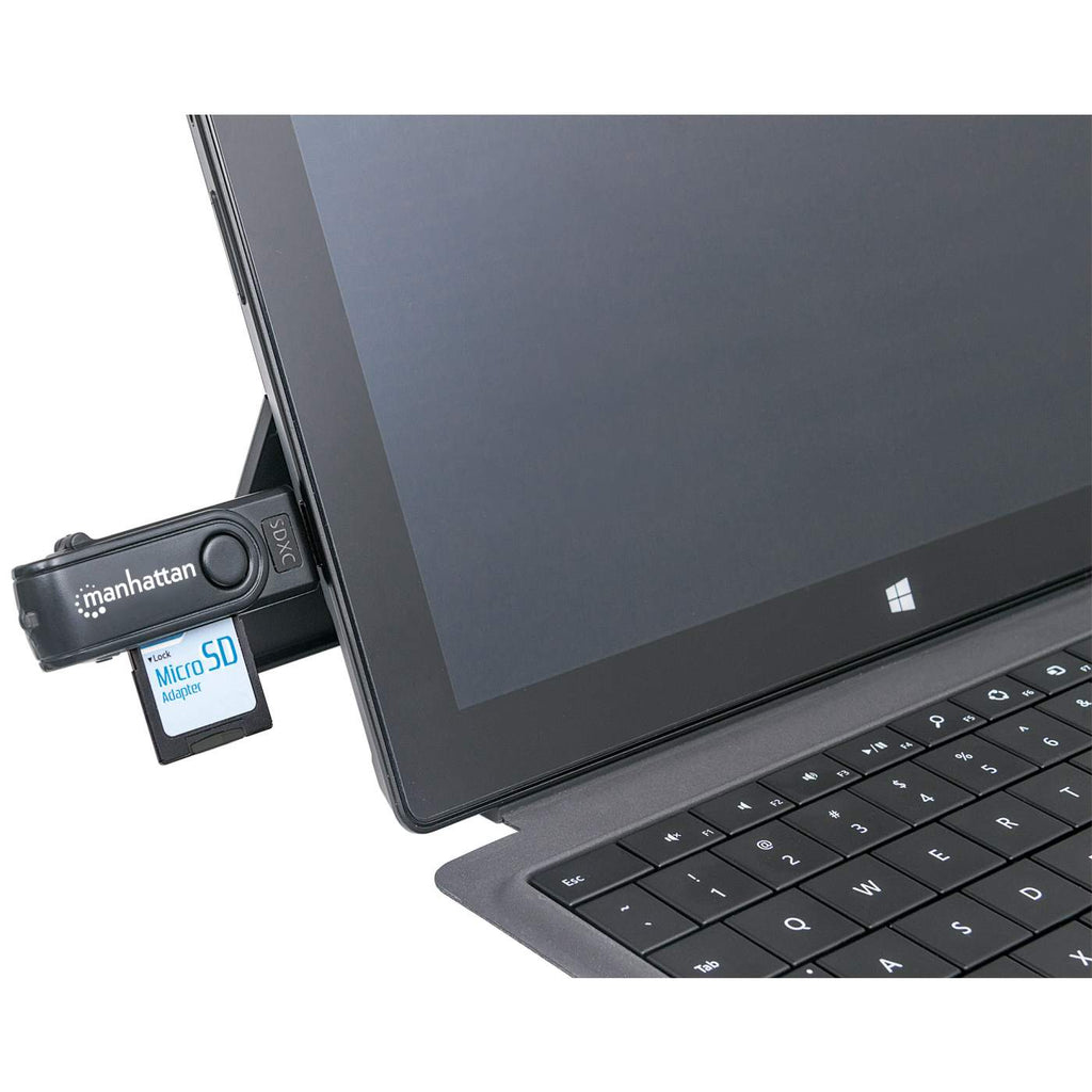 Un tablet con un adattatore per schede SD collegato. L'adattatore è nero e contrassegnato con 'manhattan'. Sotto lo schermo è collegata una tastiera.