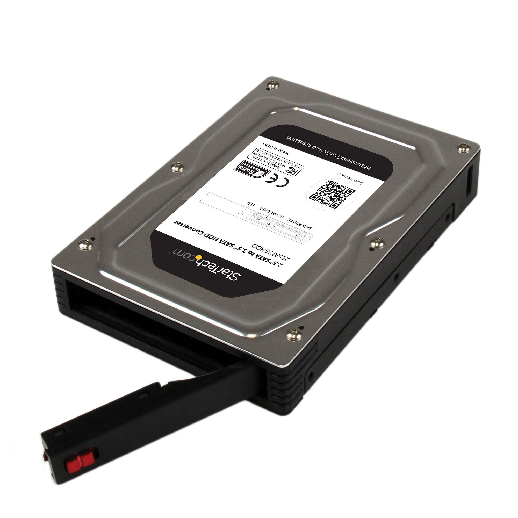 Un convertidor de disco duro plateado y negro con un conector negro que se extiende. El dispositivo está sobre un fondo blanco.