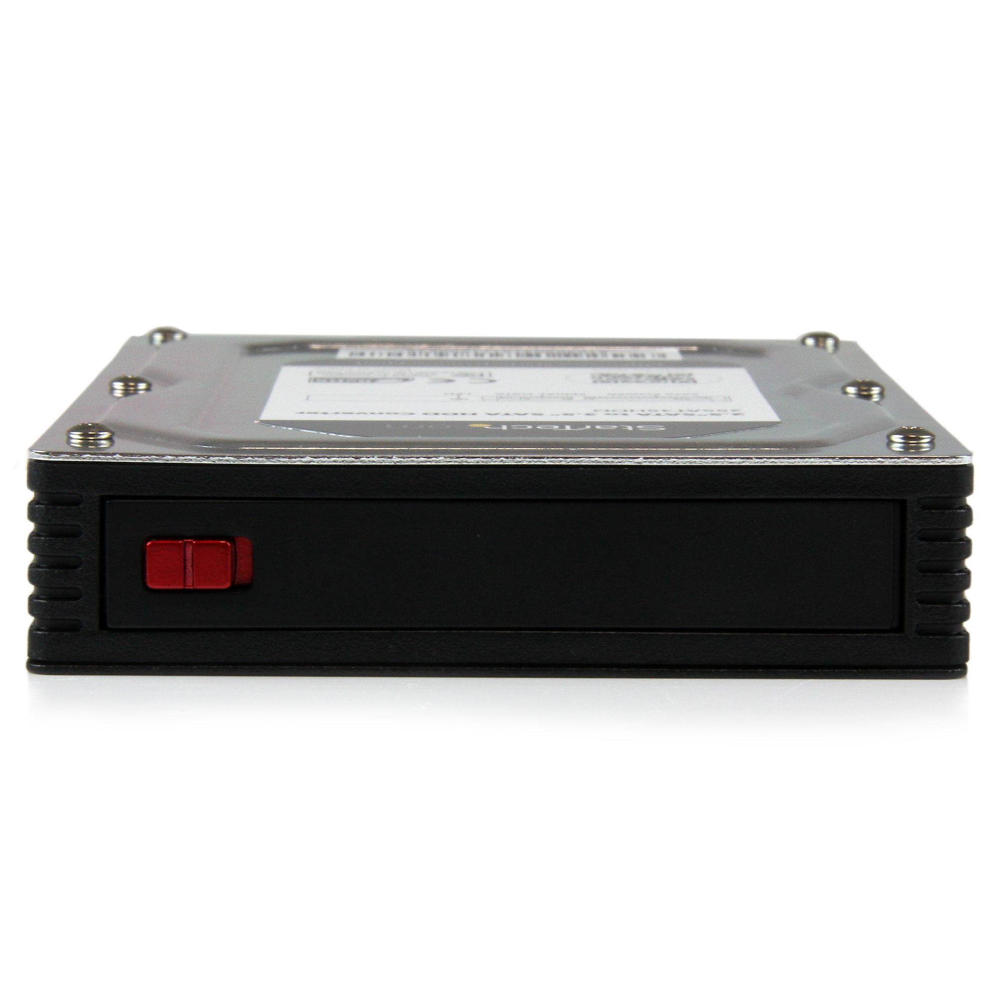 Una carcasa negra SATA HDD con un botón de encendido rojo. Está sobre una superficie blanca.